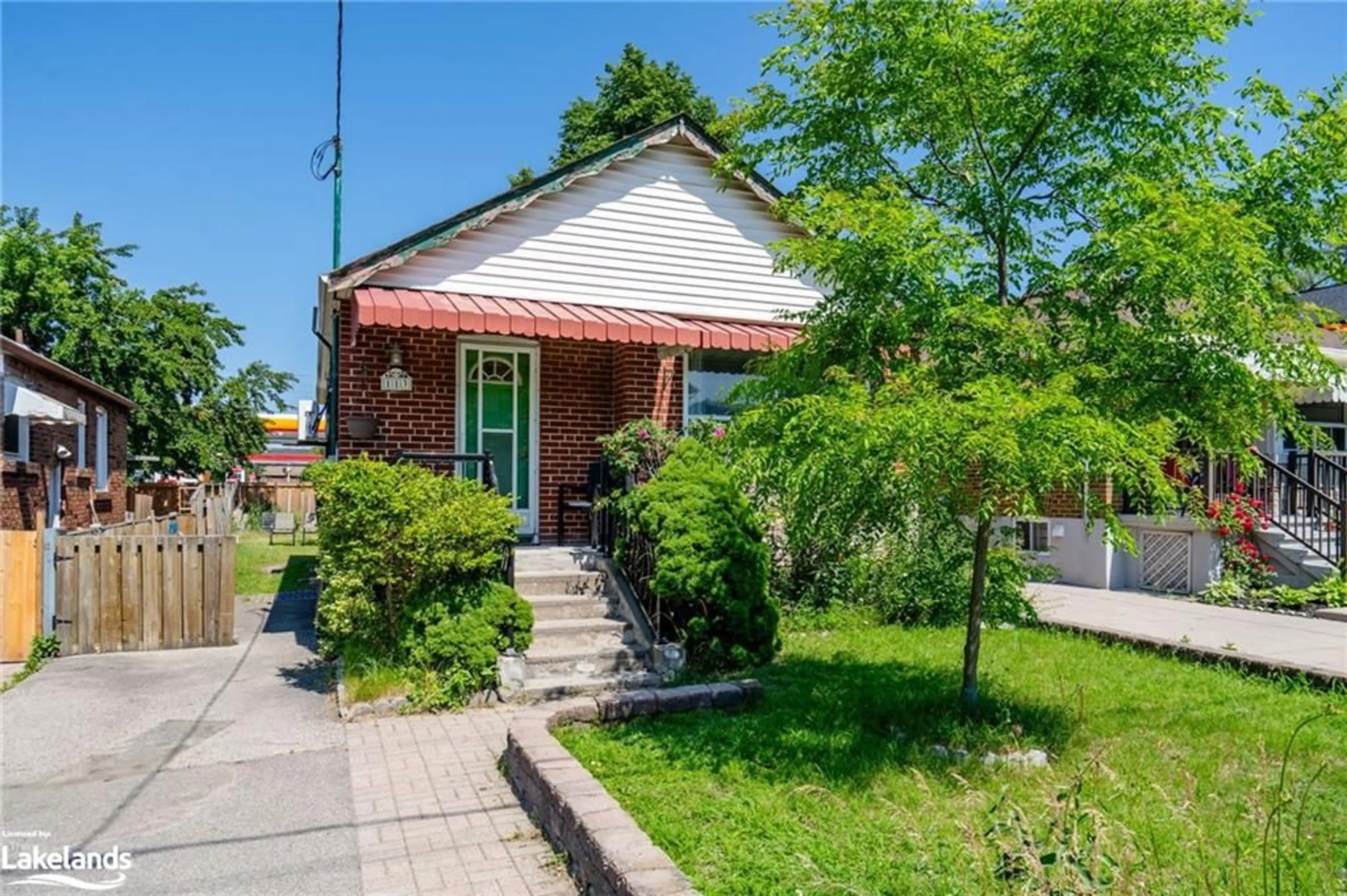 Frontside or backside of a home for 113 Lankin Blvd, East York Ontario M4J 4X2