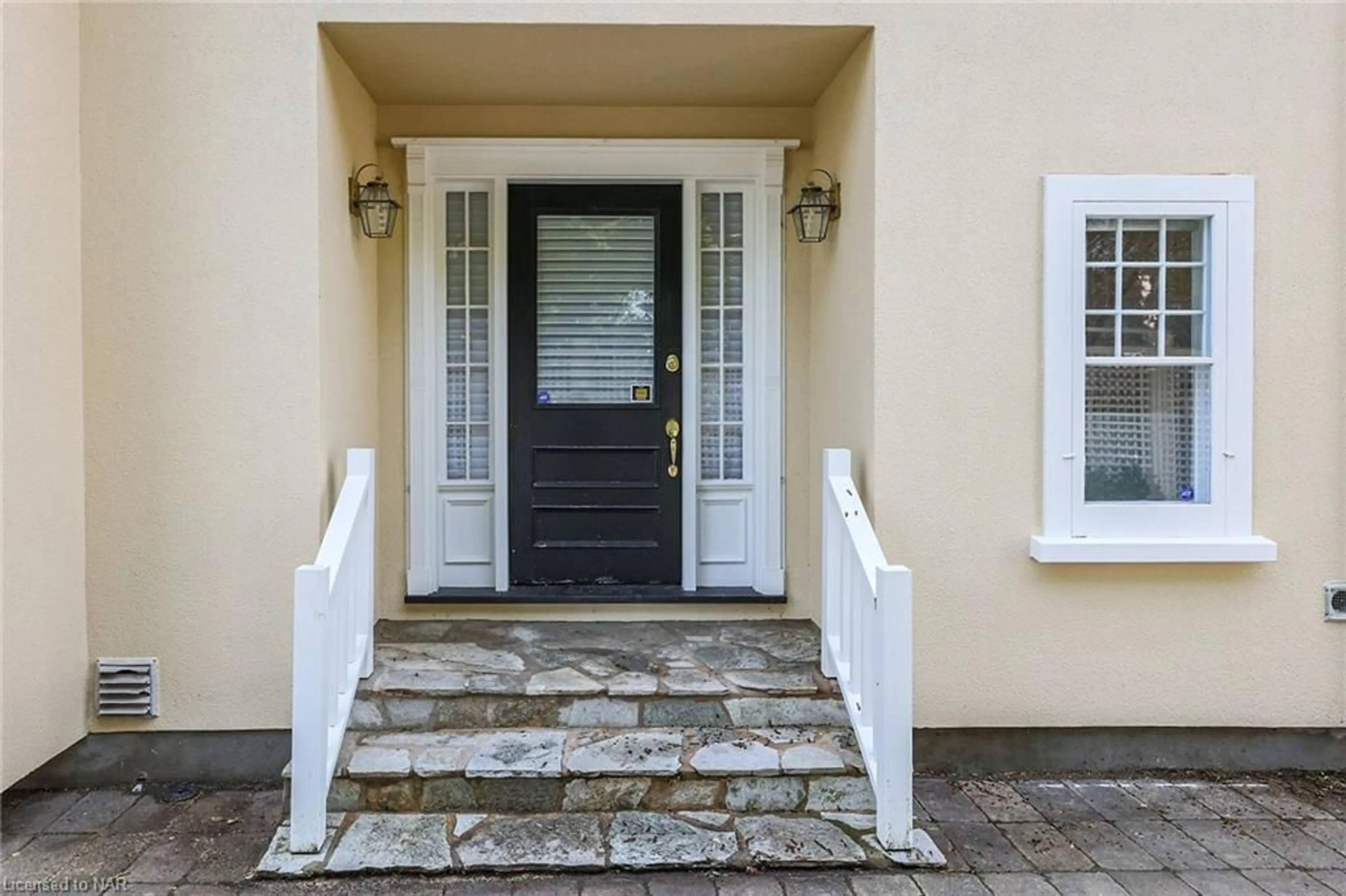 Indoor entryway, wood floors for 129 Johnson St, Niagara-on-the-Lake Ontario L0S 1J0