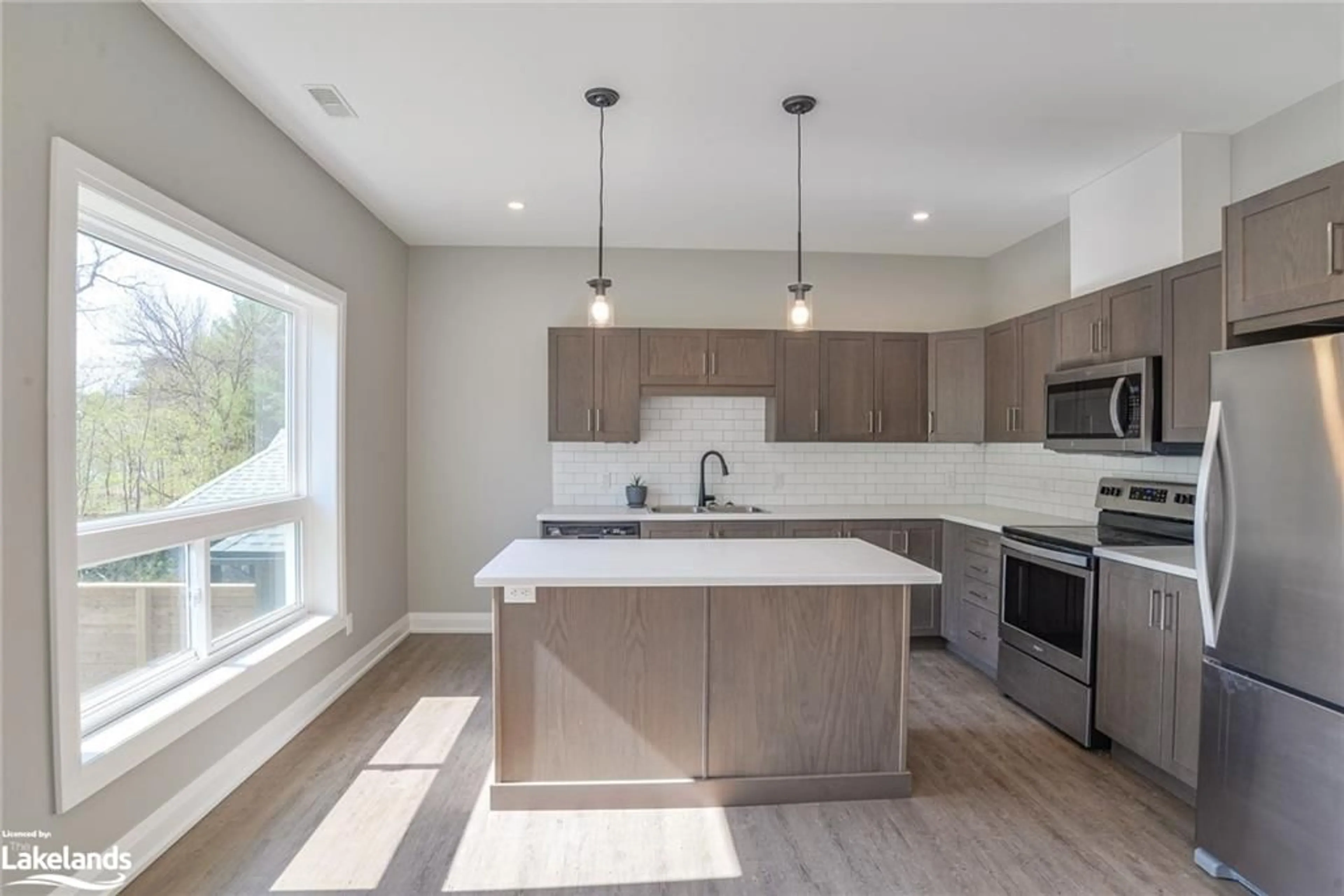 Contemporary kitchen for 39 Gateway Dr, Gravenhurst Ontario P1P 0A9