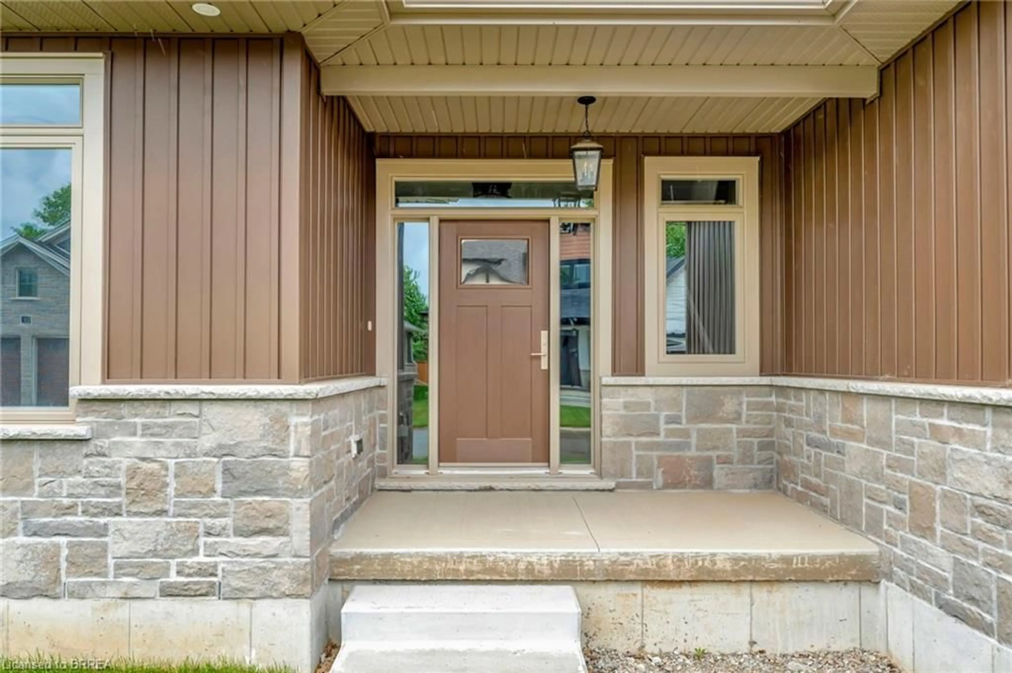 Indoor entryway, wood floors for 68 Cedar St #19, Paris Ontario N3L 0H7