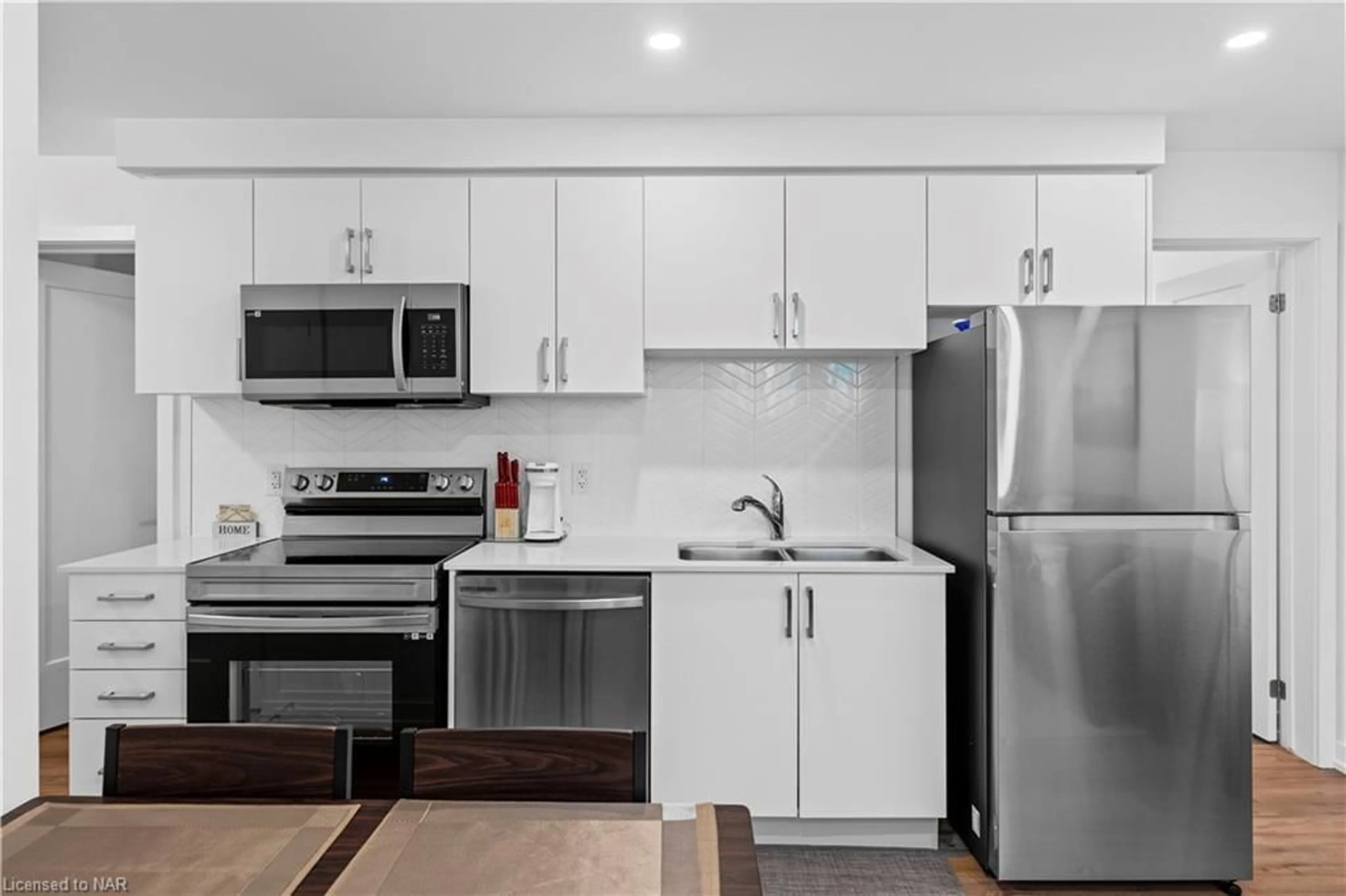Standard kitchen for 4263 Fourth Ave #315, Niagara Falls Ontario L2E 0C2