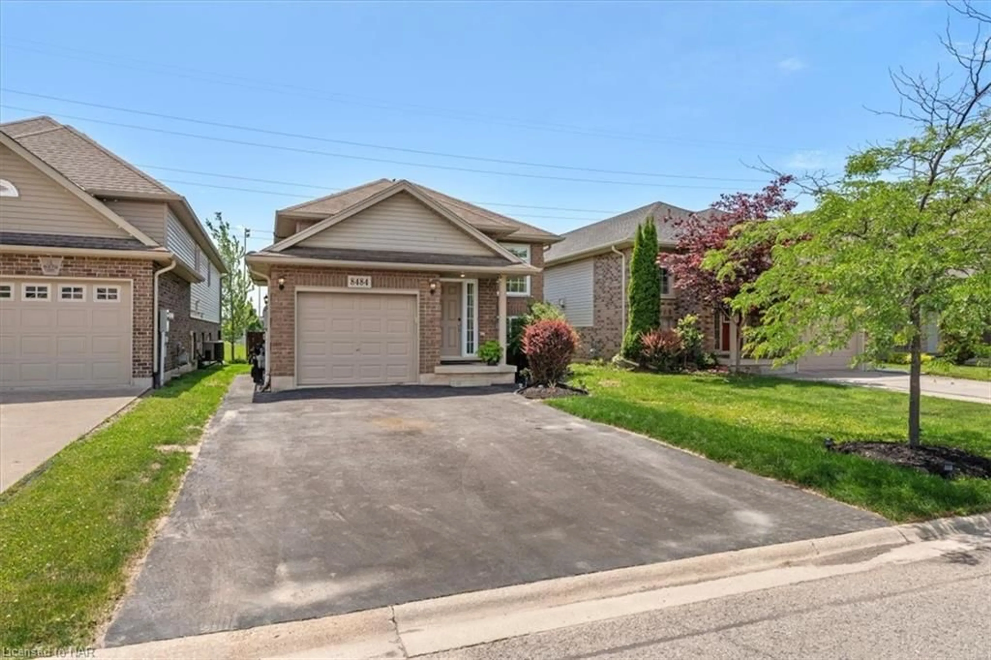 Frontside or backside of a home for 8484 Milomir St, Niagara Falls Ontario L2H 0B6