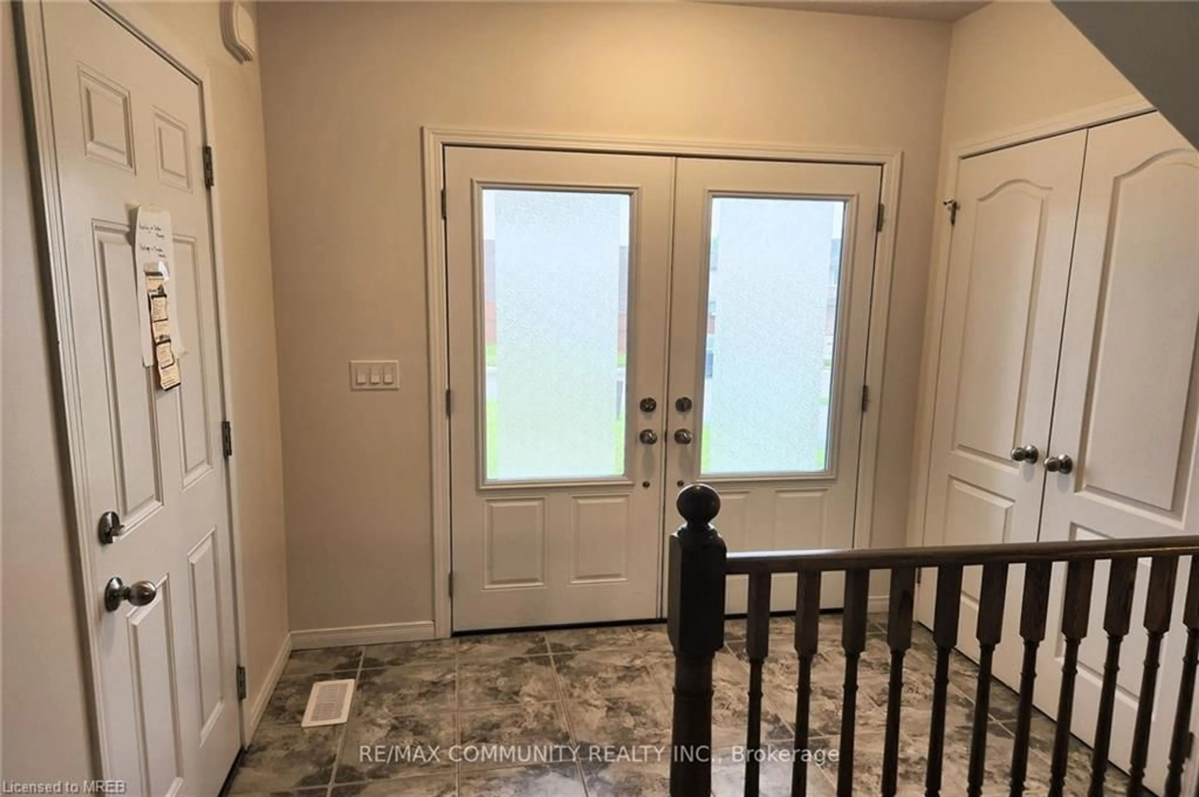 Indoor entryway for 27 Summer Lane Lane, Peterborough Ontario K9L 0G4