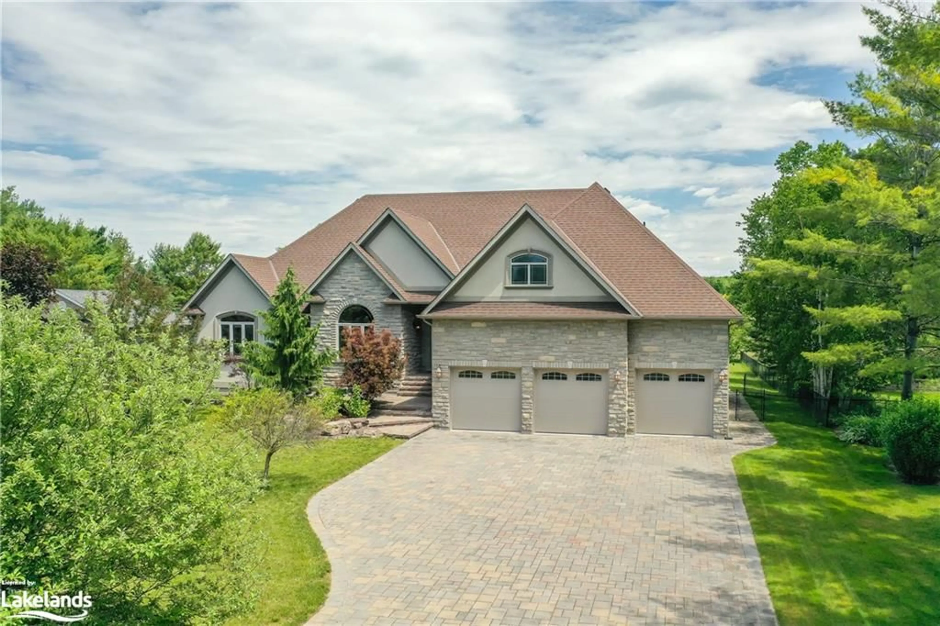 Frontside or backside of a home for 27 Martyn Dr, Wasaga Beach Ontario L9Z 1N5