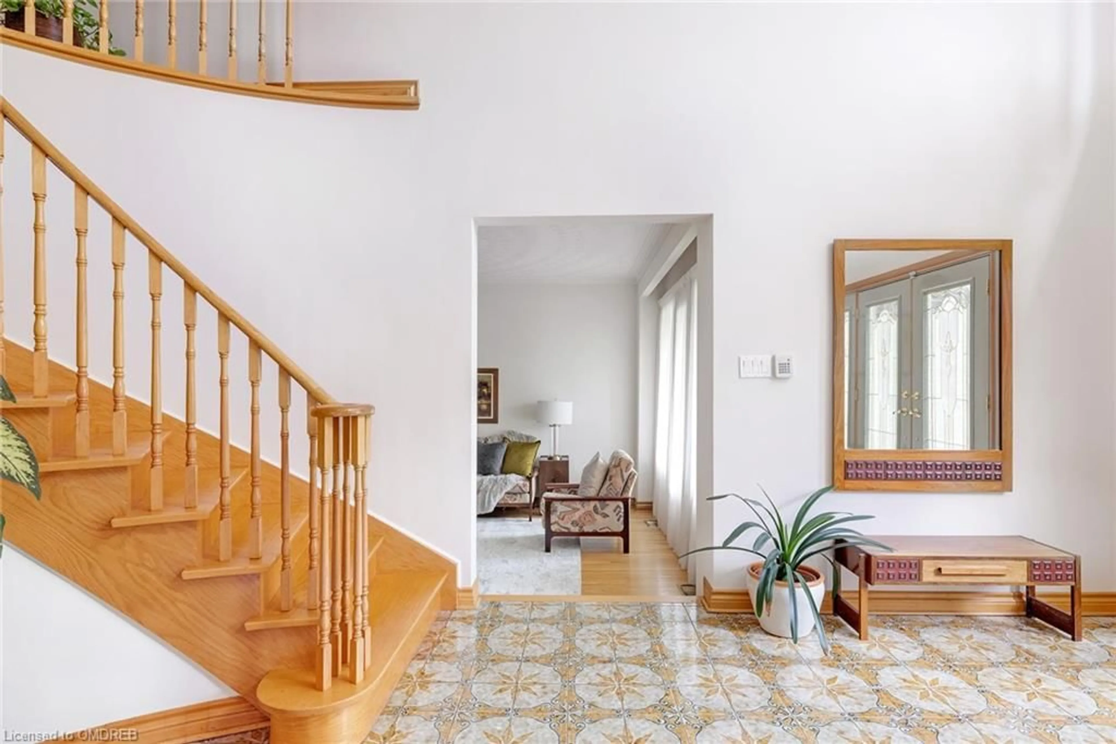 Indoor foyer for 38 Fredrick St, Woodbridge-Vaughan Ontario L4L 1P8