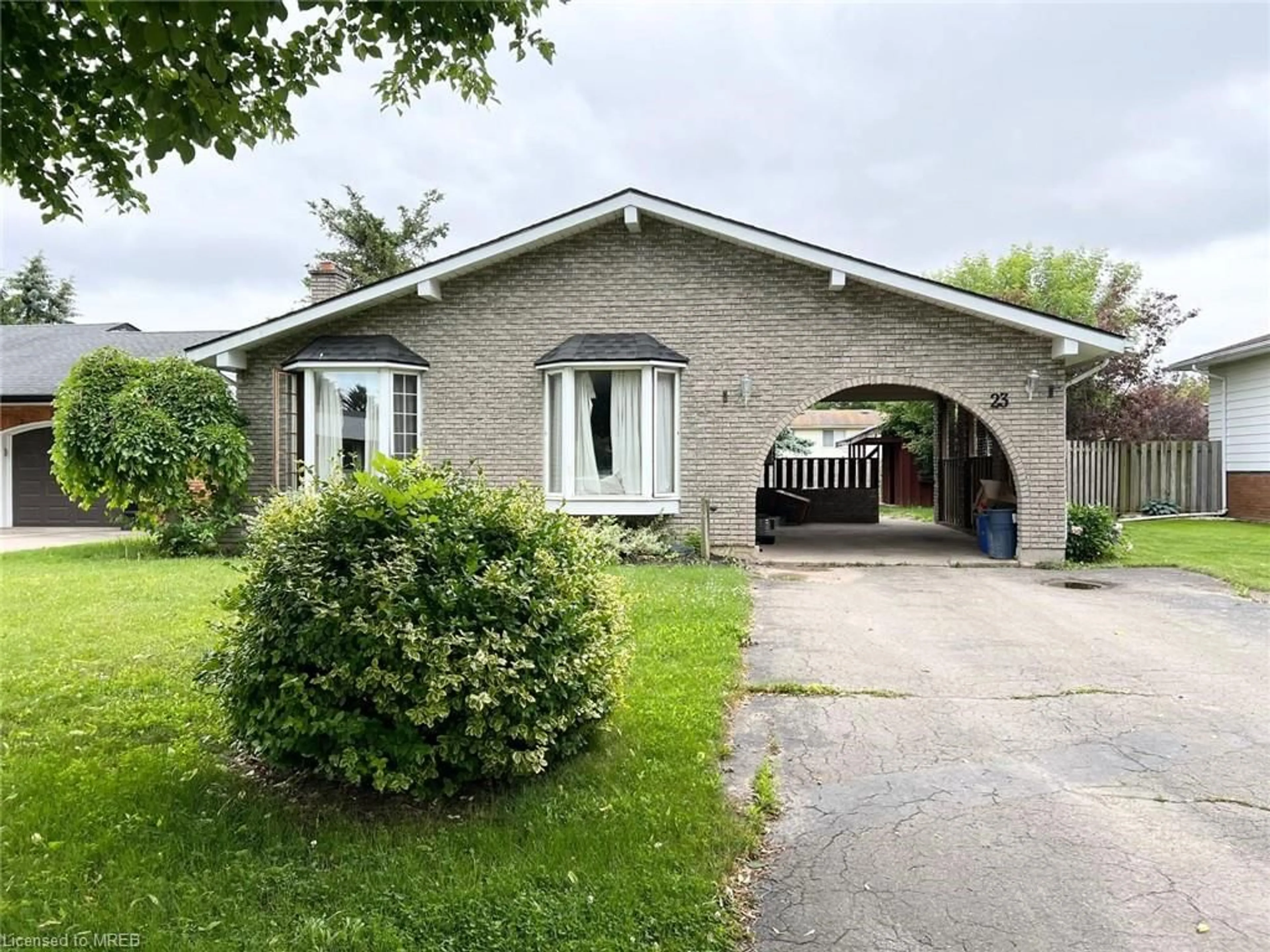 Outside view for 23 Glenayr Pl, Welland Ontario L3C 3M6
