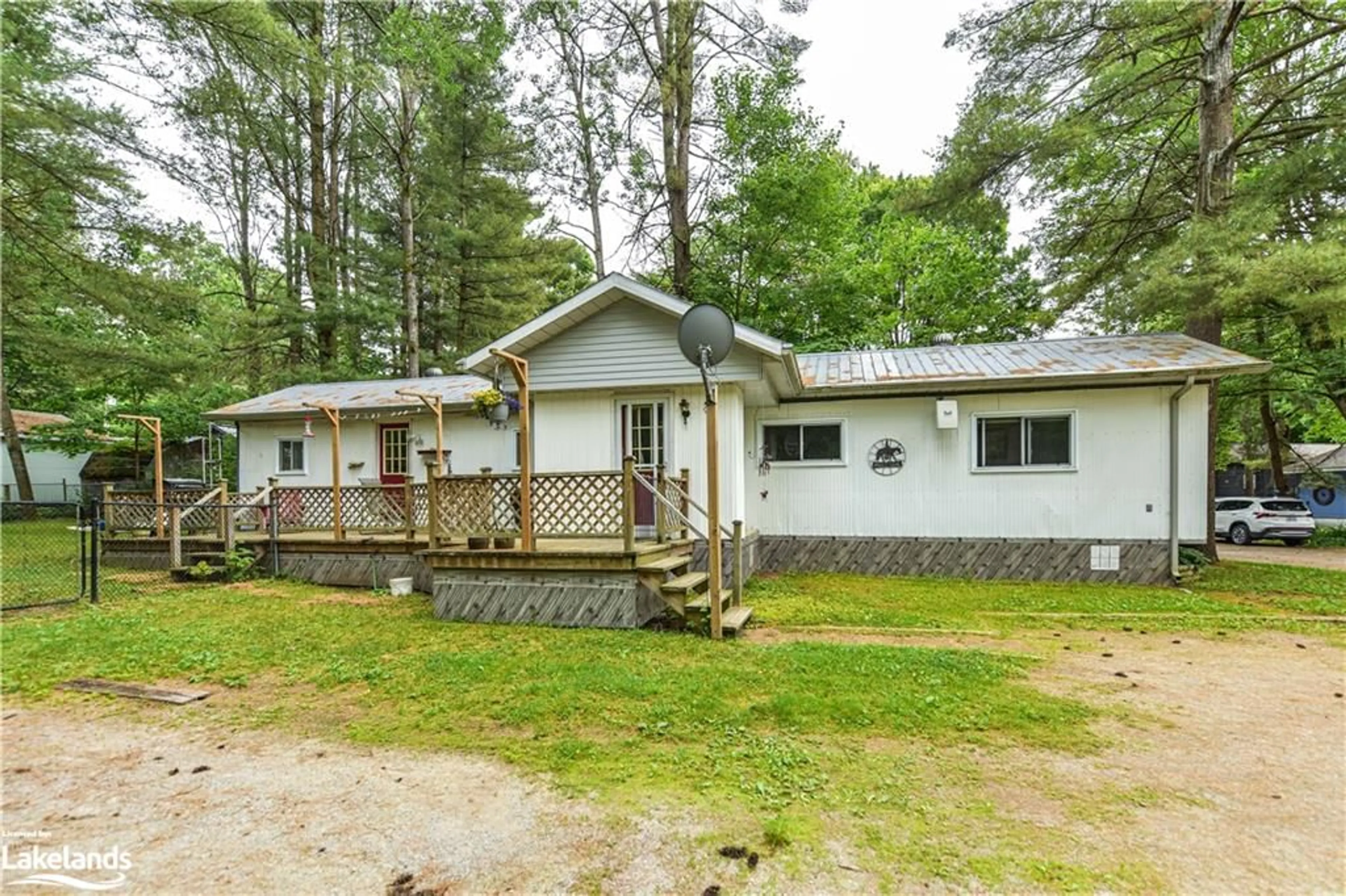 Cottage for 1047 Four Seasons Park Rd, Severn Bridge Ontario P0E 1N0