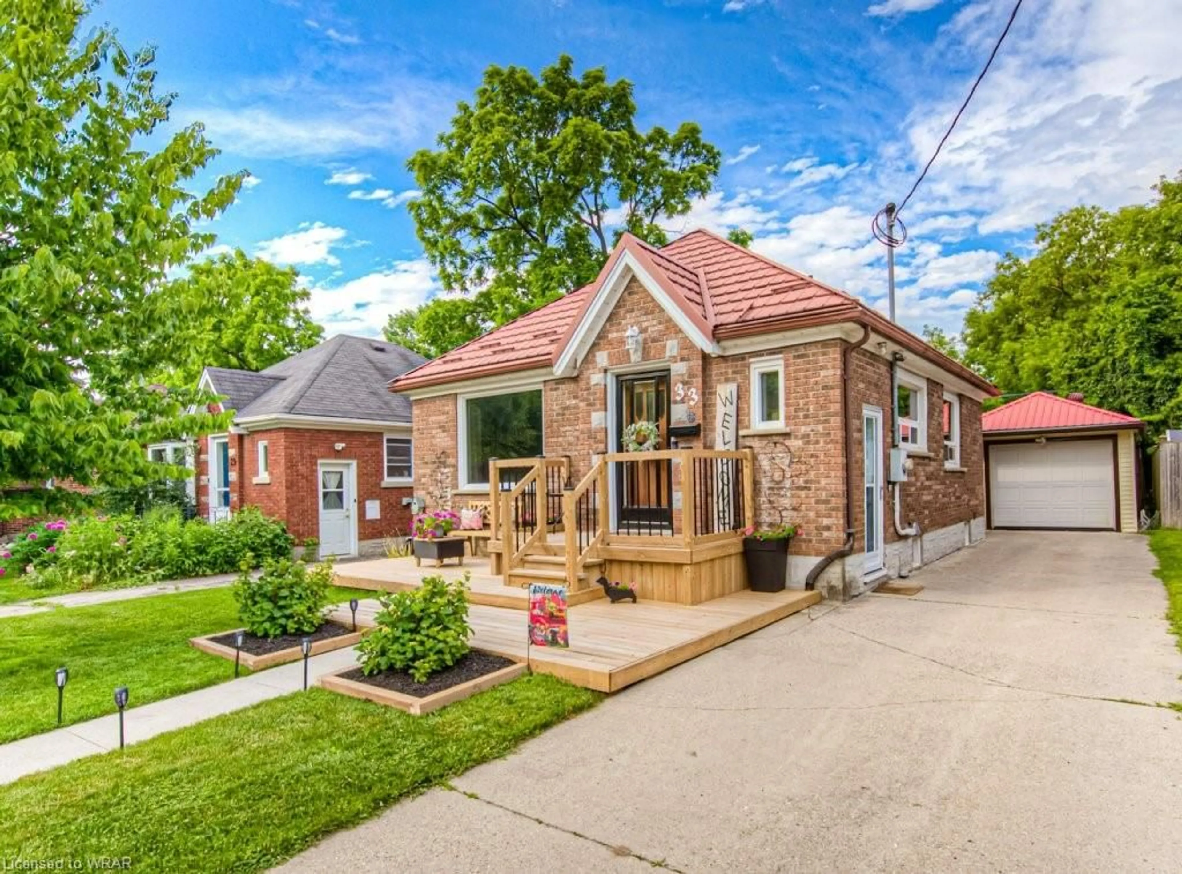 Home with brick exterior material for 33 Hett Ave, Kitchener Ontario N2H 4G2