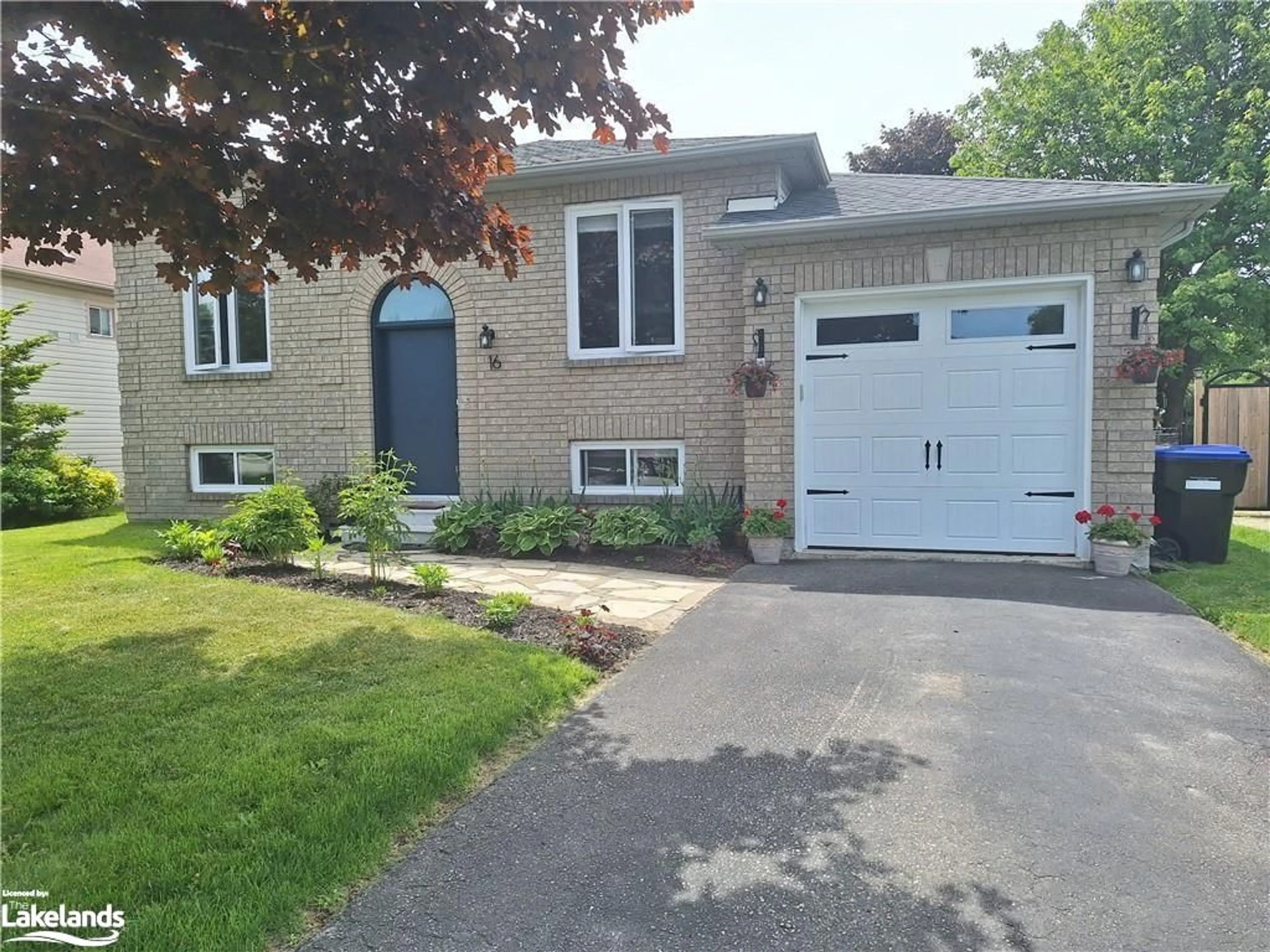 Frontside or backside of a home for 16 Acorn Cres, Wasaga Beach Ontario L9Z 1L6