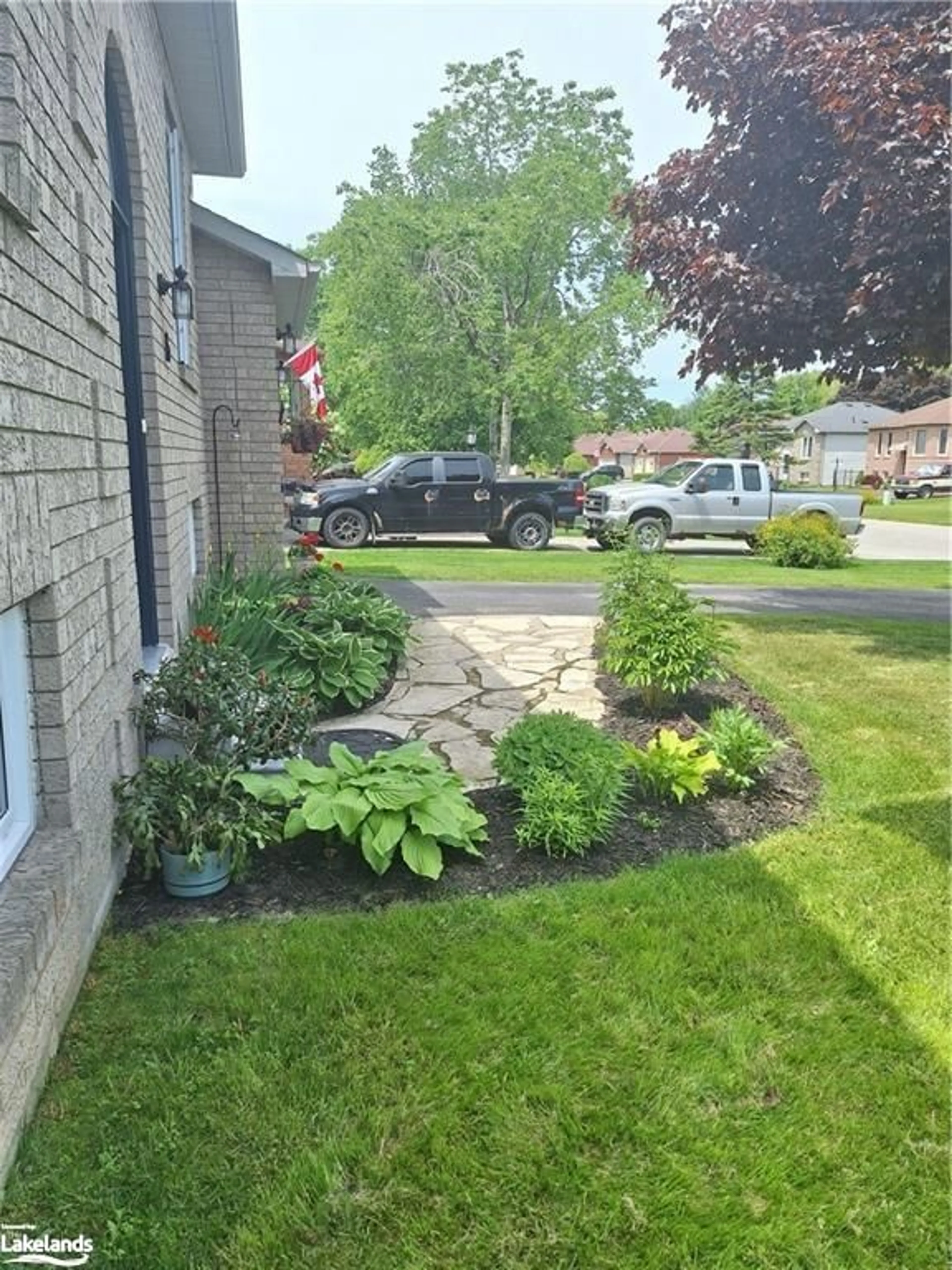 A pic from exterior of the house or condo for 16 Acorn Cres, Wasaga Beach Ontario L9Z 1L6