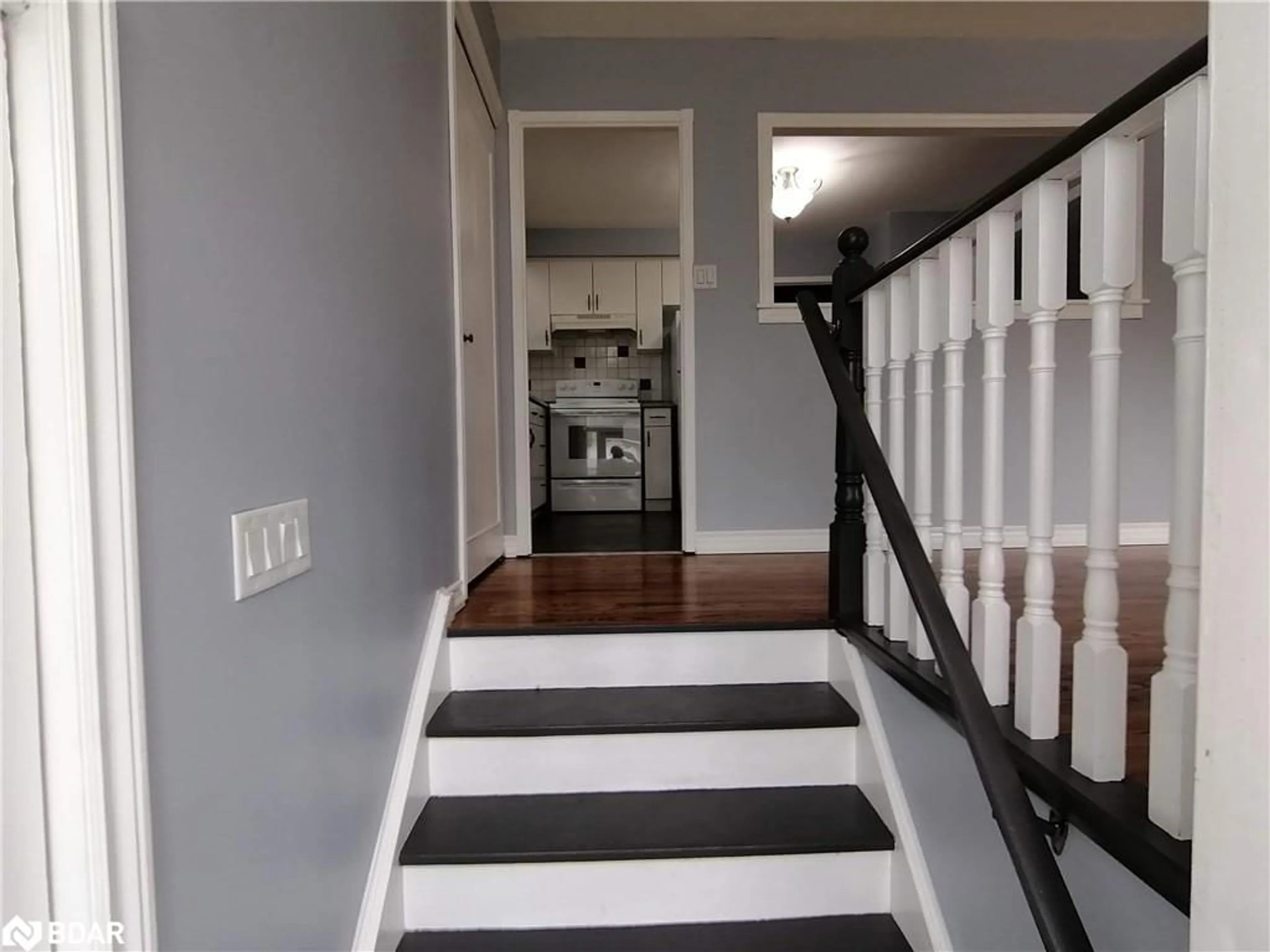 Indoor entryway for 83 Daphne Cres, Barrie Ontario L4M 2Y7