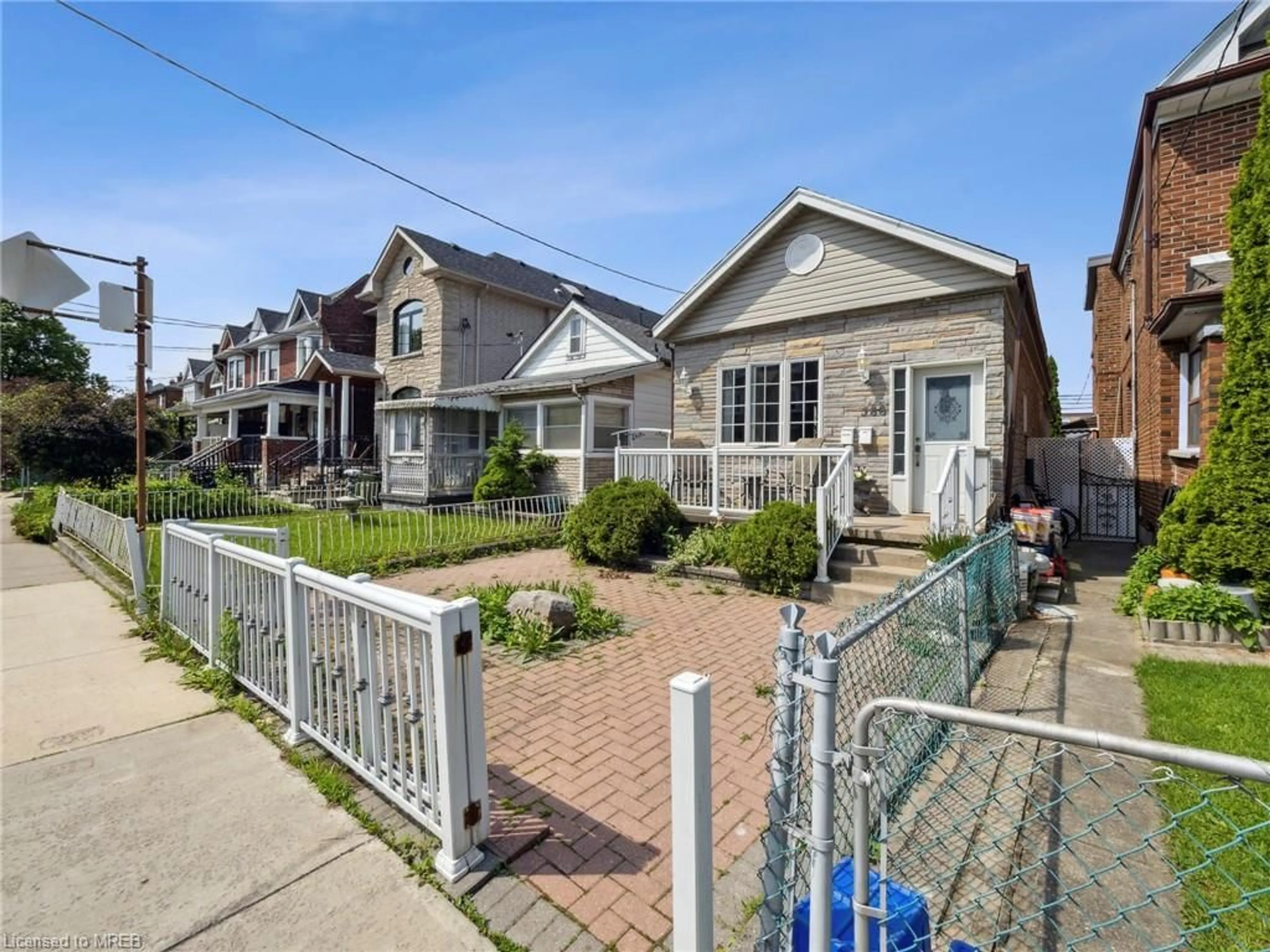 Frontside or backside of a home for 386 Westmoreland Ave, Toronto Ontario M6H 3A7
