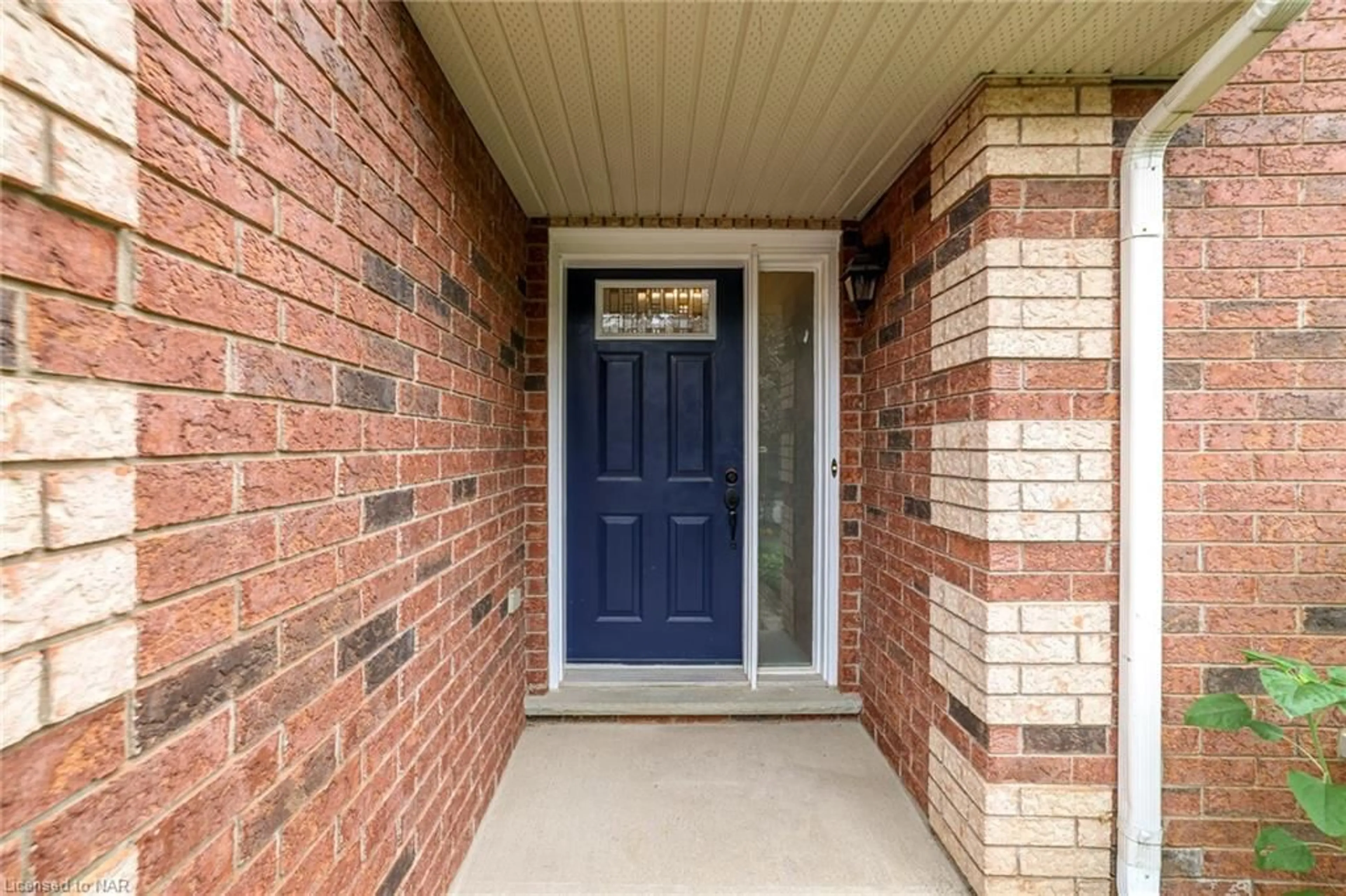 Indoor entryway for 68 Farris Ave, St. Catharines Ontario L2S 3W6