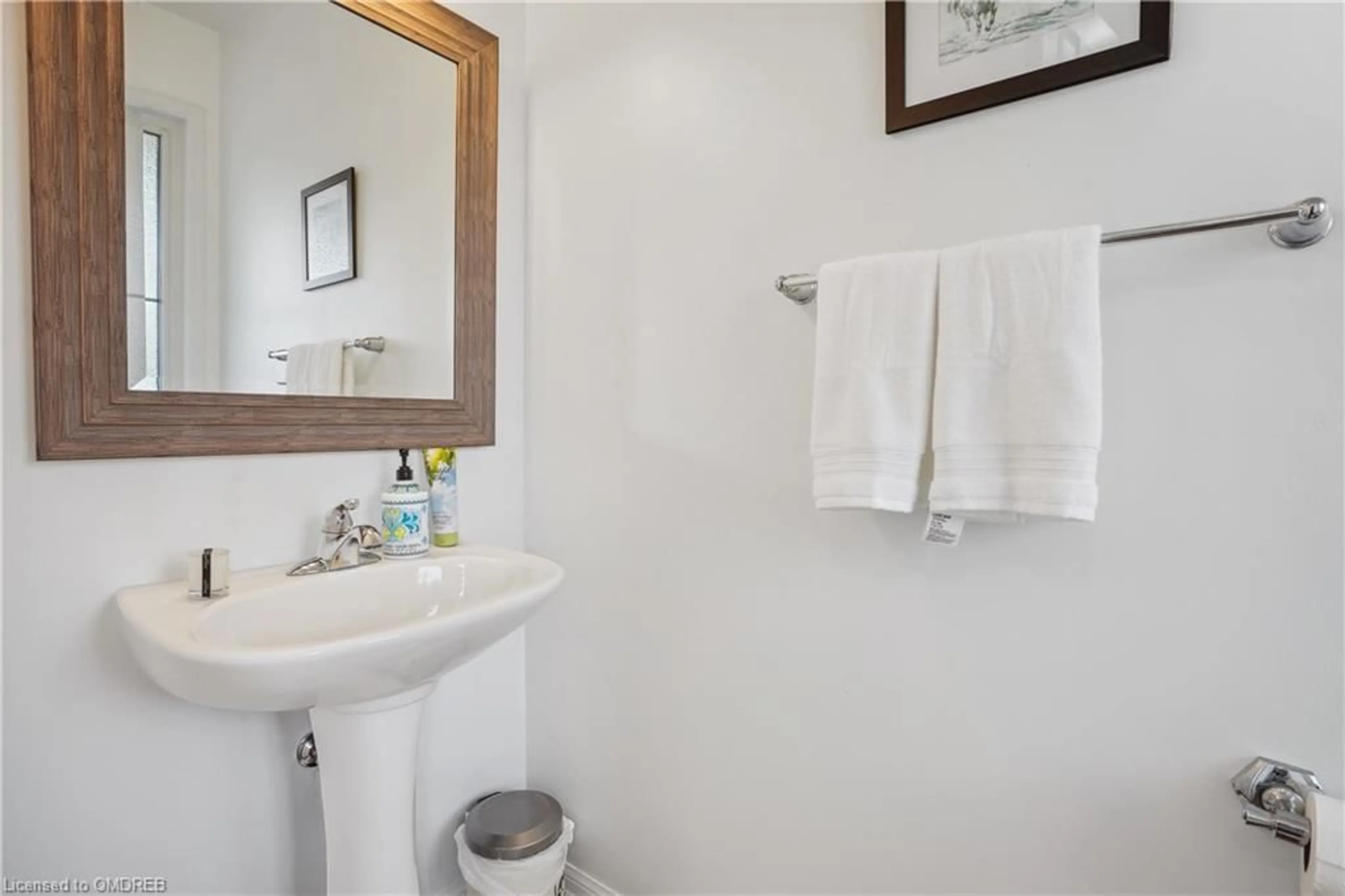 Standard bathroom for 933 Farmstead Dr, Milton Ontario L9T 8J5