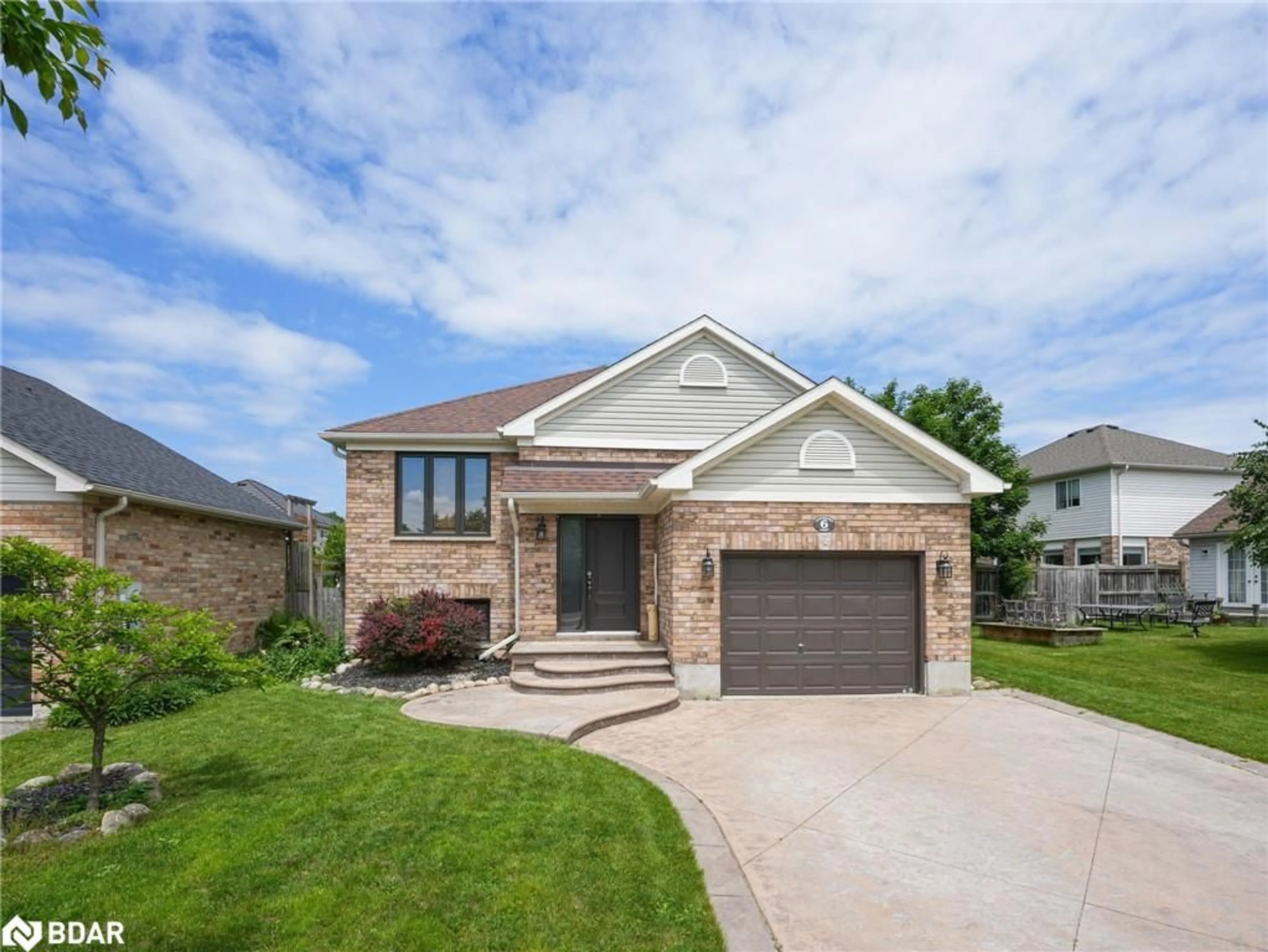 Home with brick exterior material for 6 Lakewoods Crt, Barrie Ontario L4N 0G4