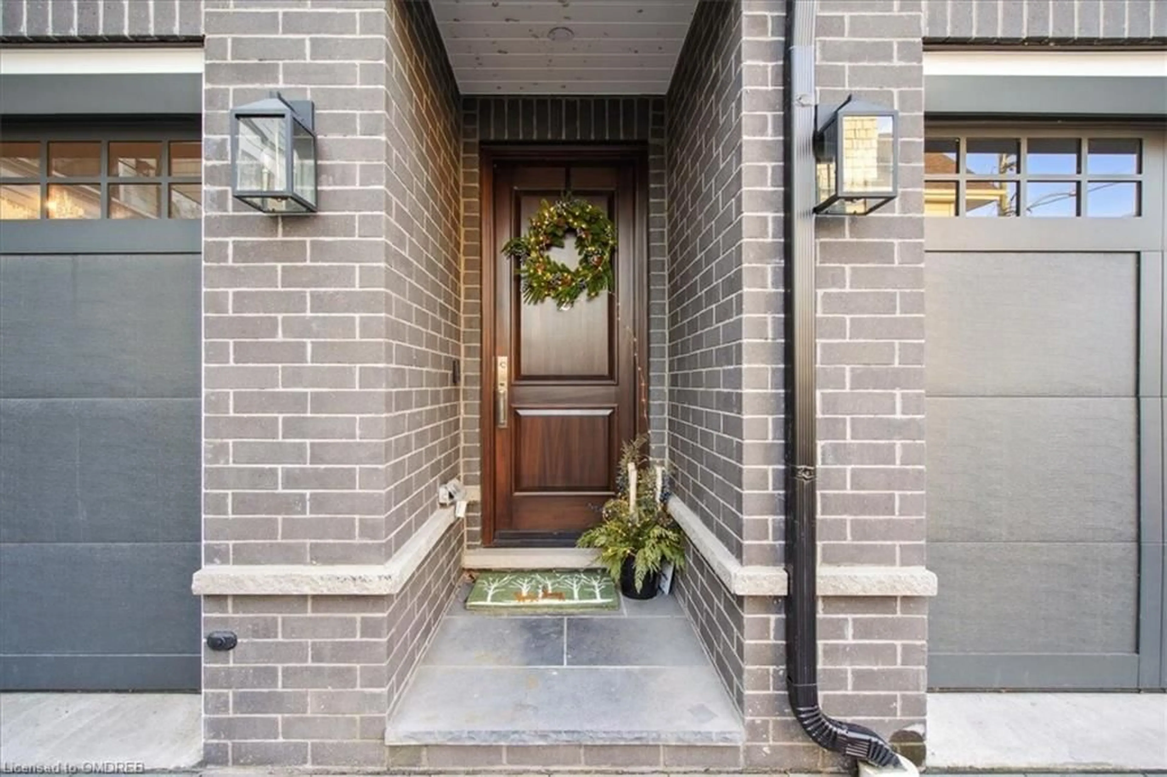 Indoor entryway, wood floors for 336 Robinson St #2, Oakville Ontario L6J 1G9