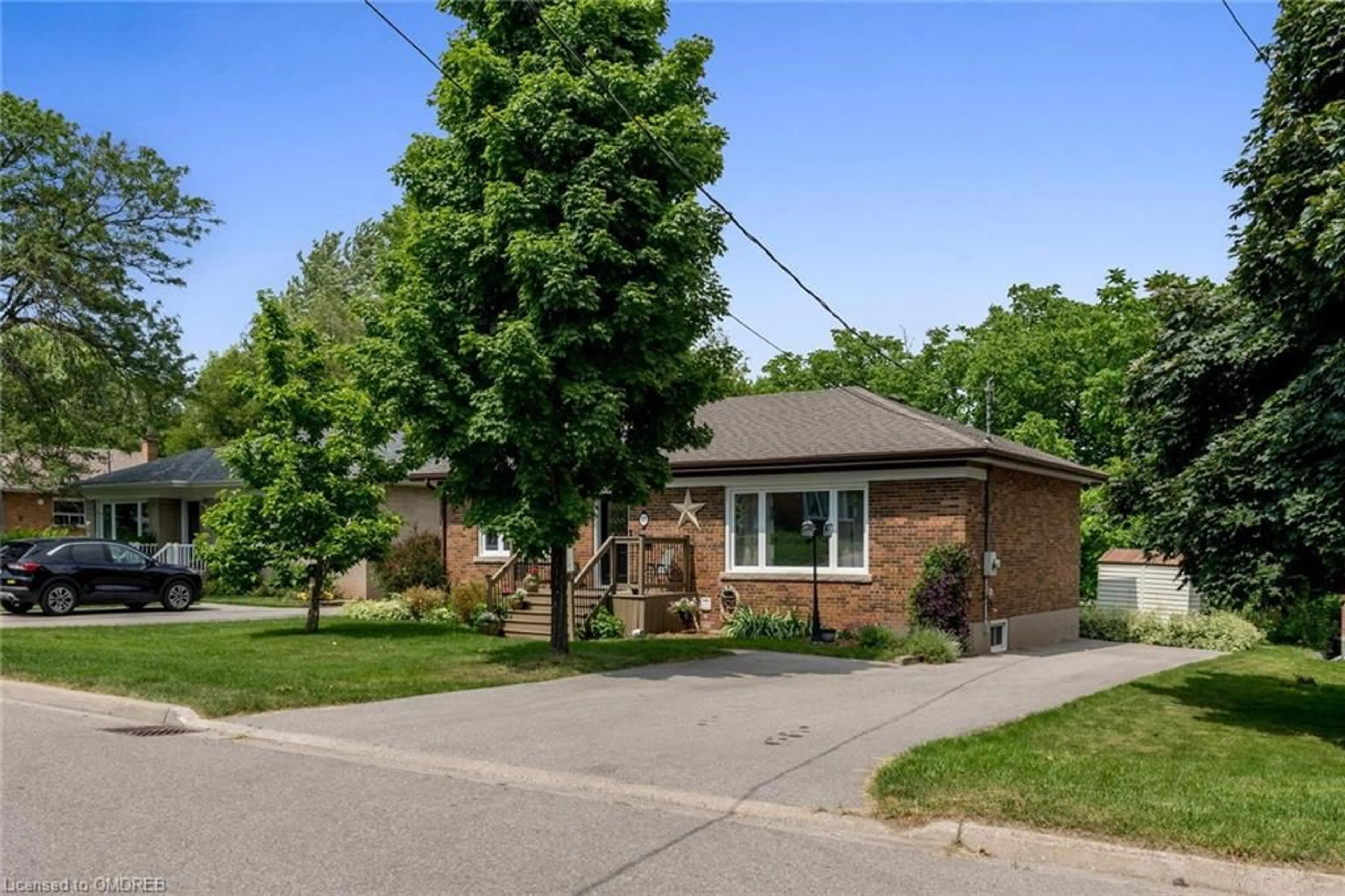 Frontside or backside of a home for 17 Hewson Cres, Halton Ontario L7G 2N8