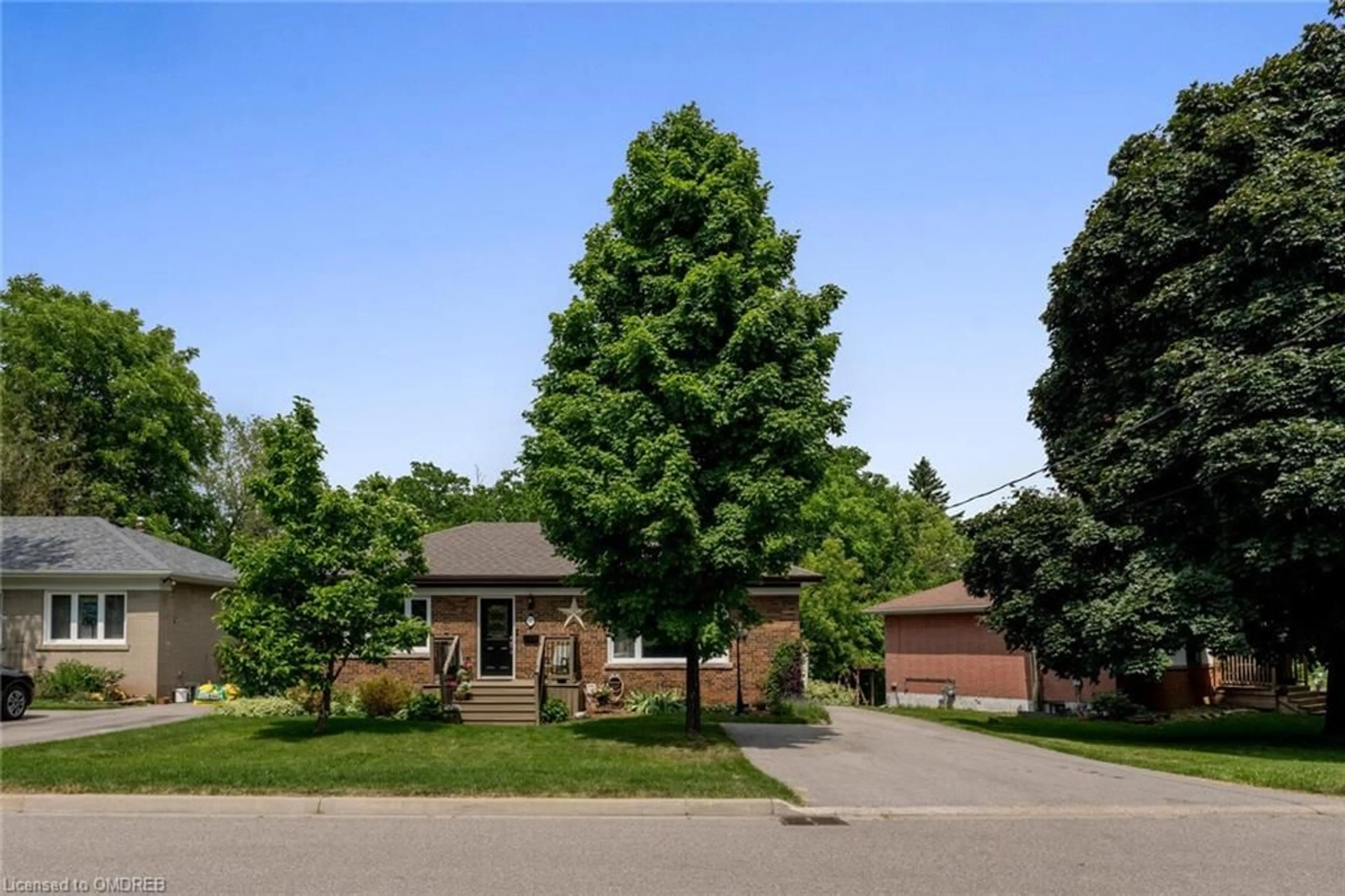 Frontside or backside of a home for 17 Hewson Cres, Halton Ontario L7G 2N8