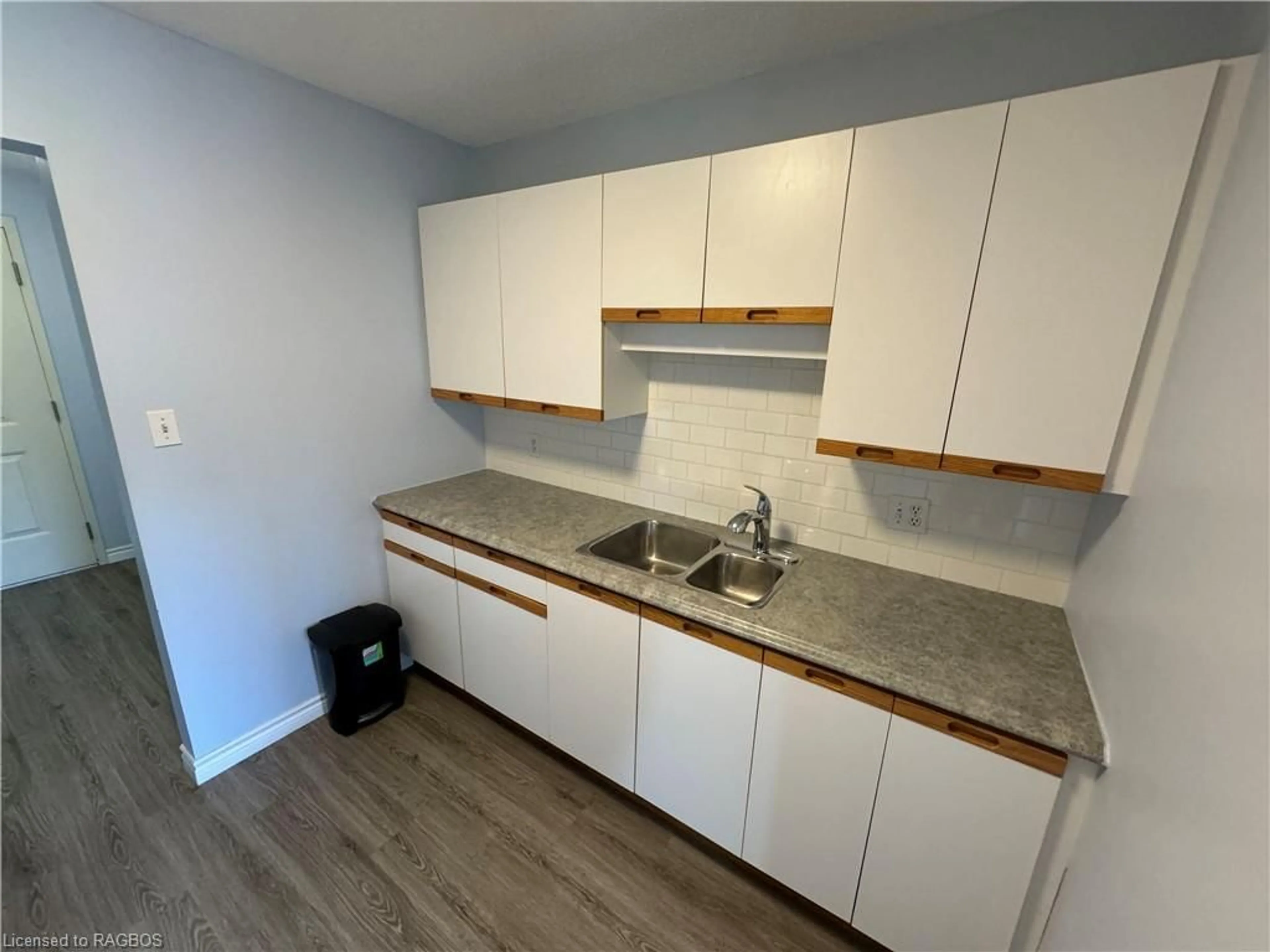 Standard kitchen, unknown floor, cottage for 125 Hinks St #303, Walkerton Ontario N0G 2V0