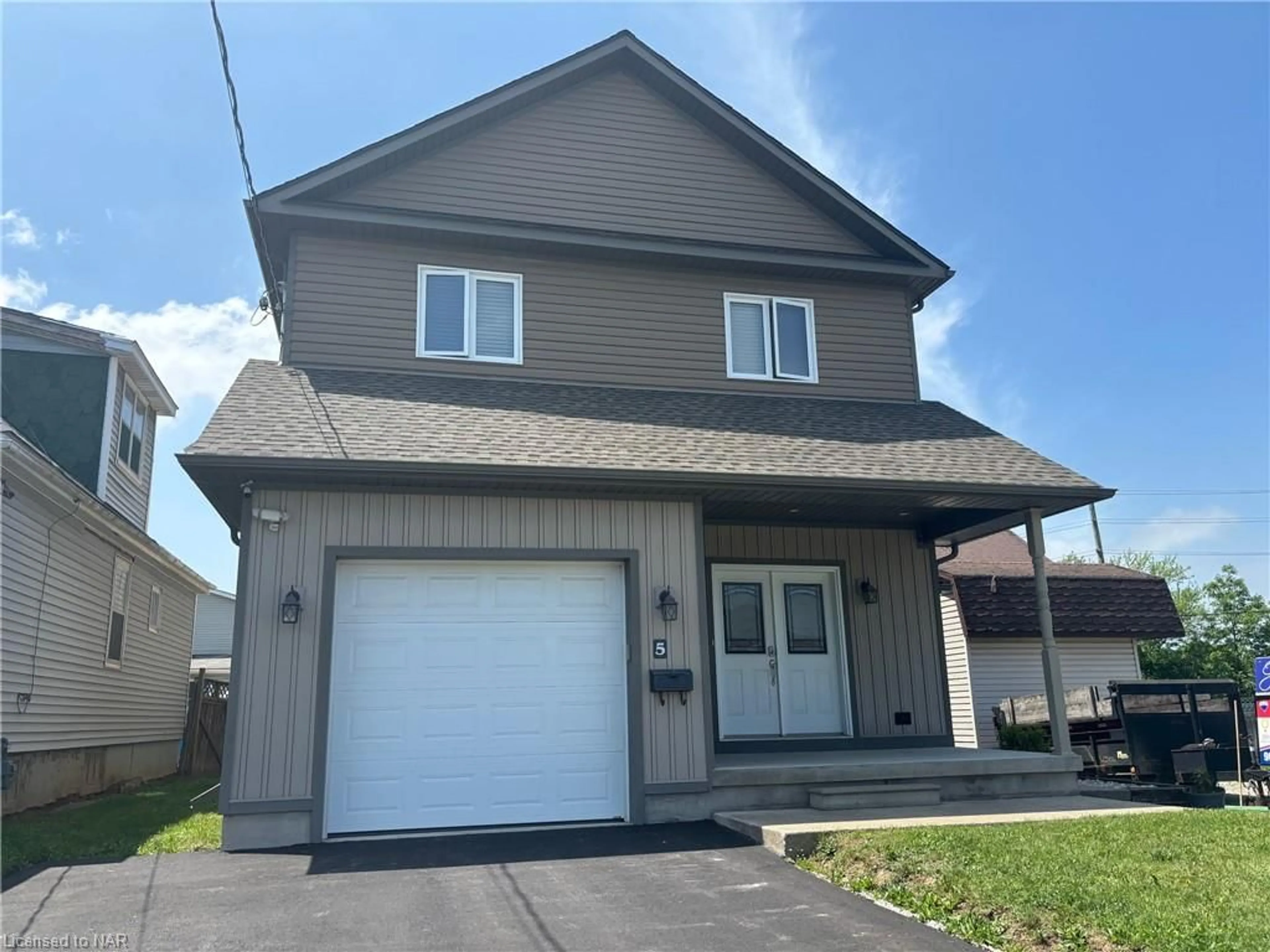 Frontside or backside of a home for 5 Battle St, Thorold Ontario L2V 3W3