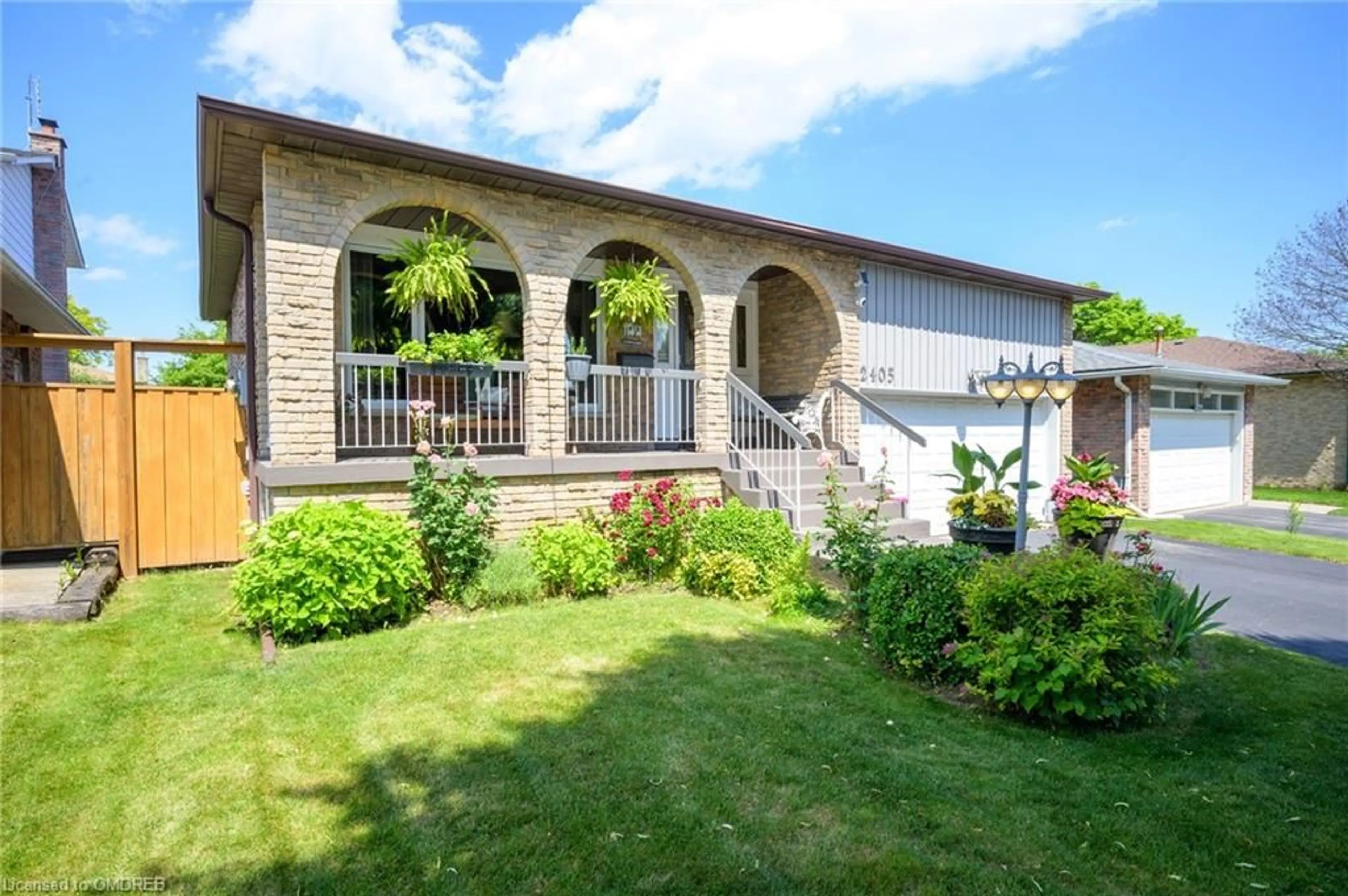 Frontside or backside of a home for 2405 Amblecote Lane, Burlington Ontario L7P 4E6