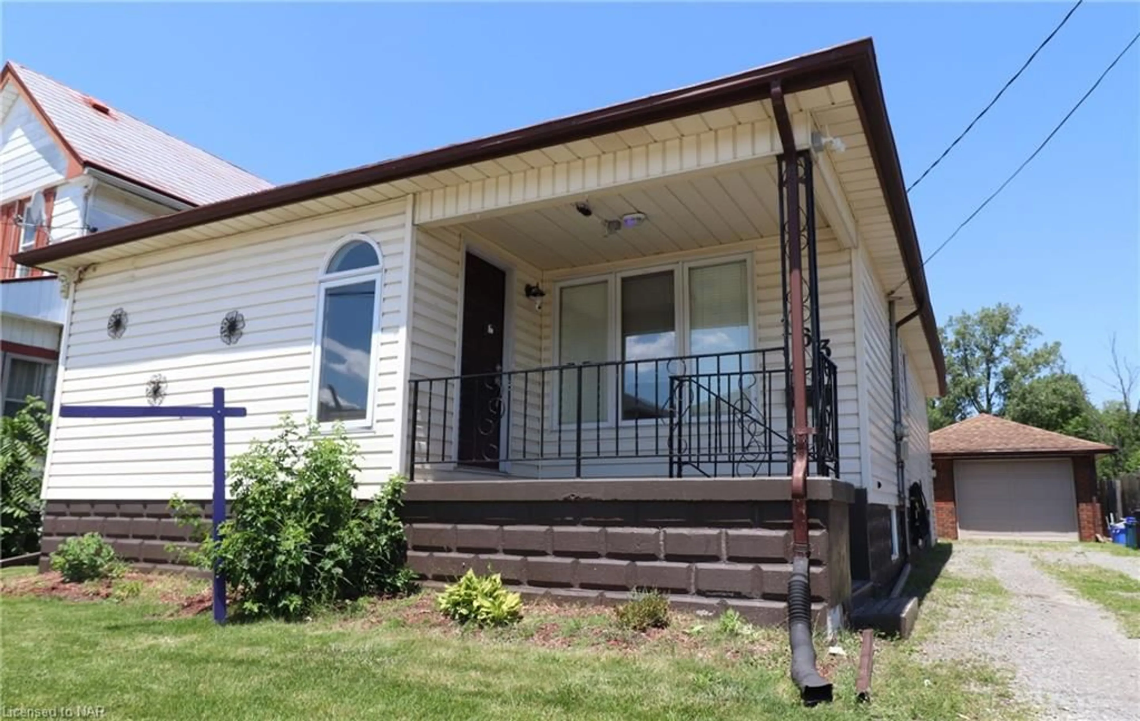 Frontside or backside of a home for 163 Broadway St, Welland Ontario L3C 5L6