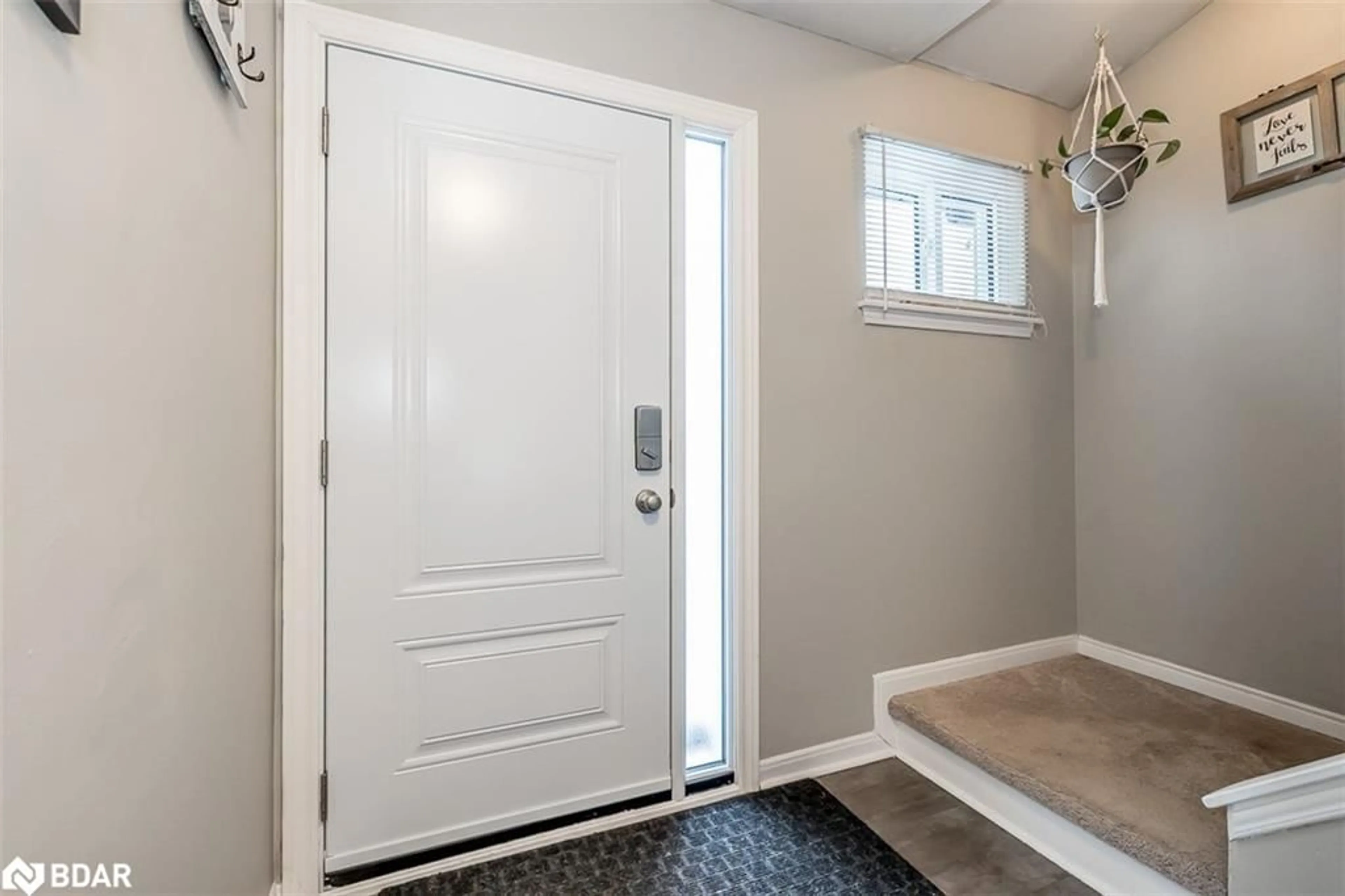 Indoor entryway for 12 Chaucer Cres, Barrie Ontario L4N 4T7