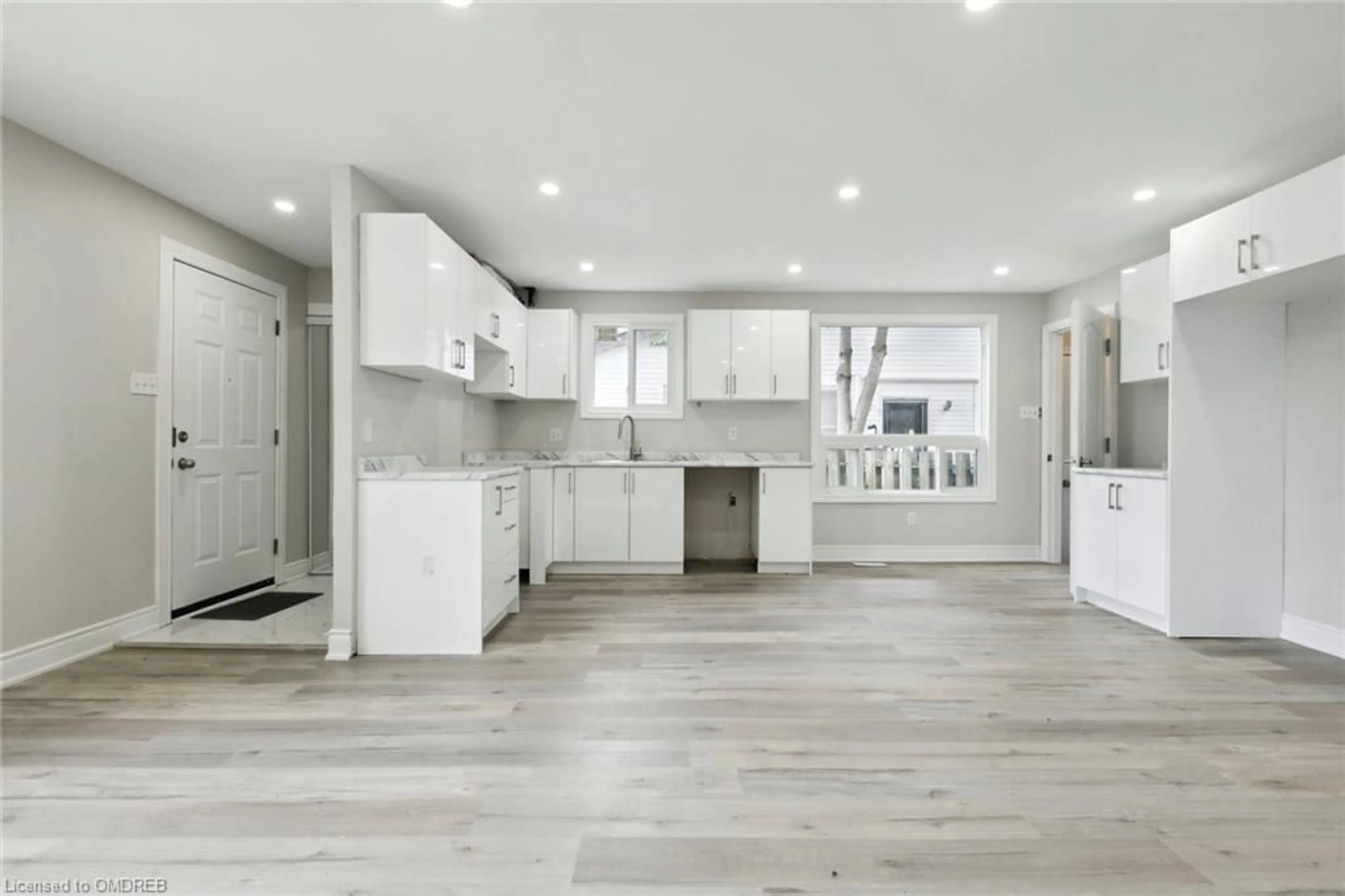 Contemporary kitchen for 19 Sulky Rd, Brantford Ontario N3P 1K1