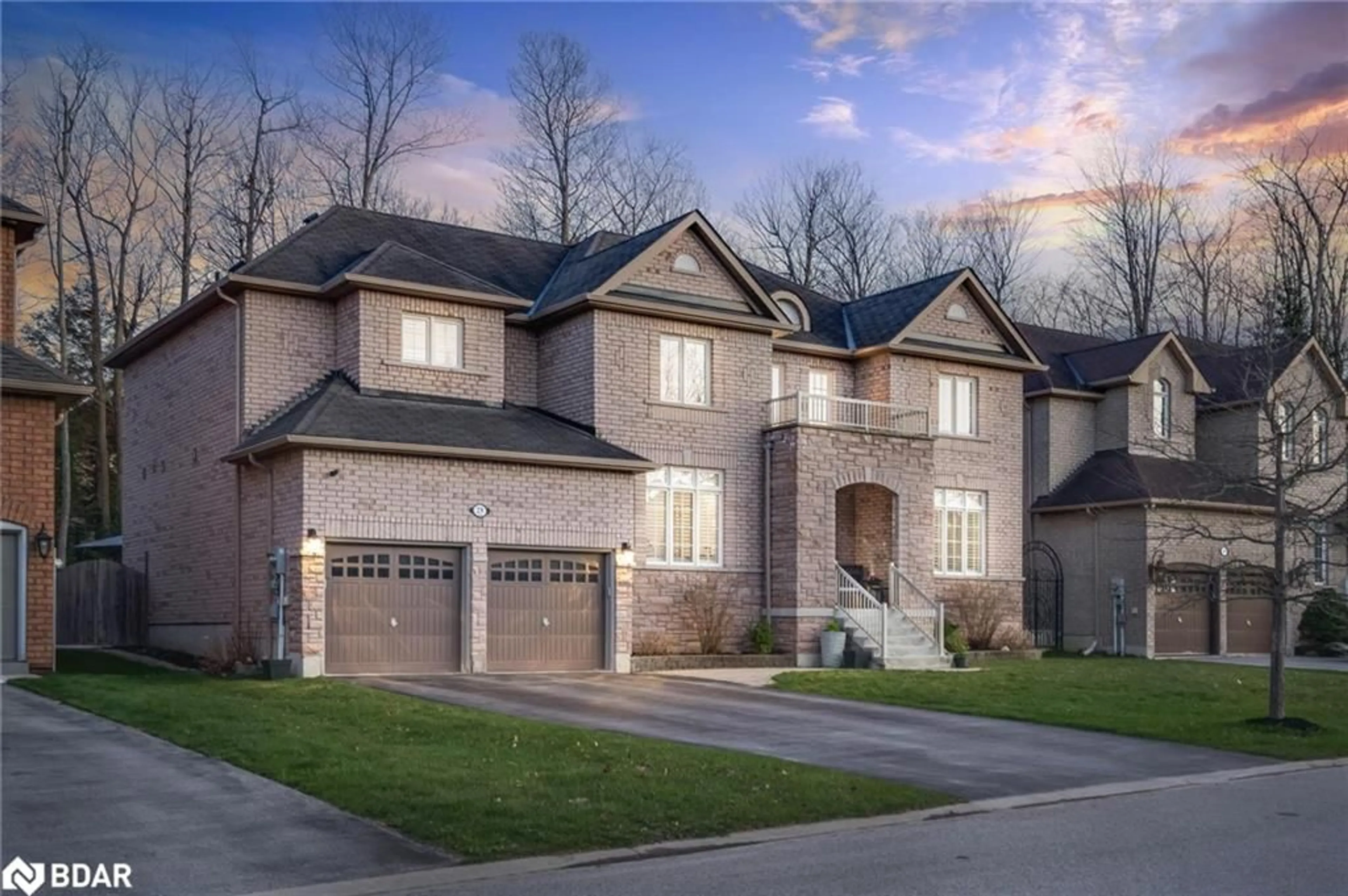 Home with brick exterior material for 28 Camelot Sq, Barrie Ontario L4M 0C3