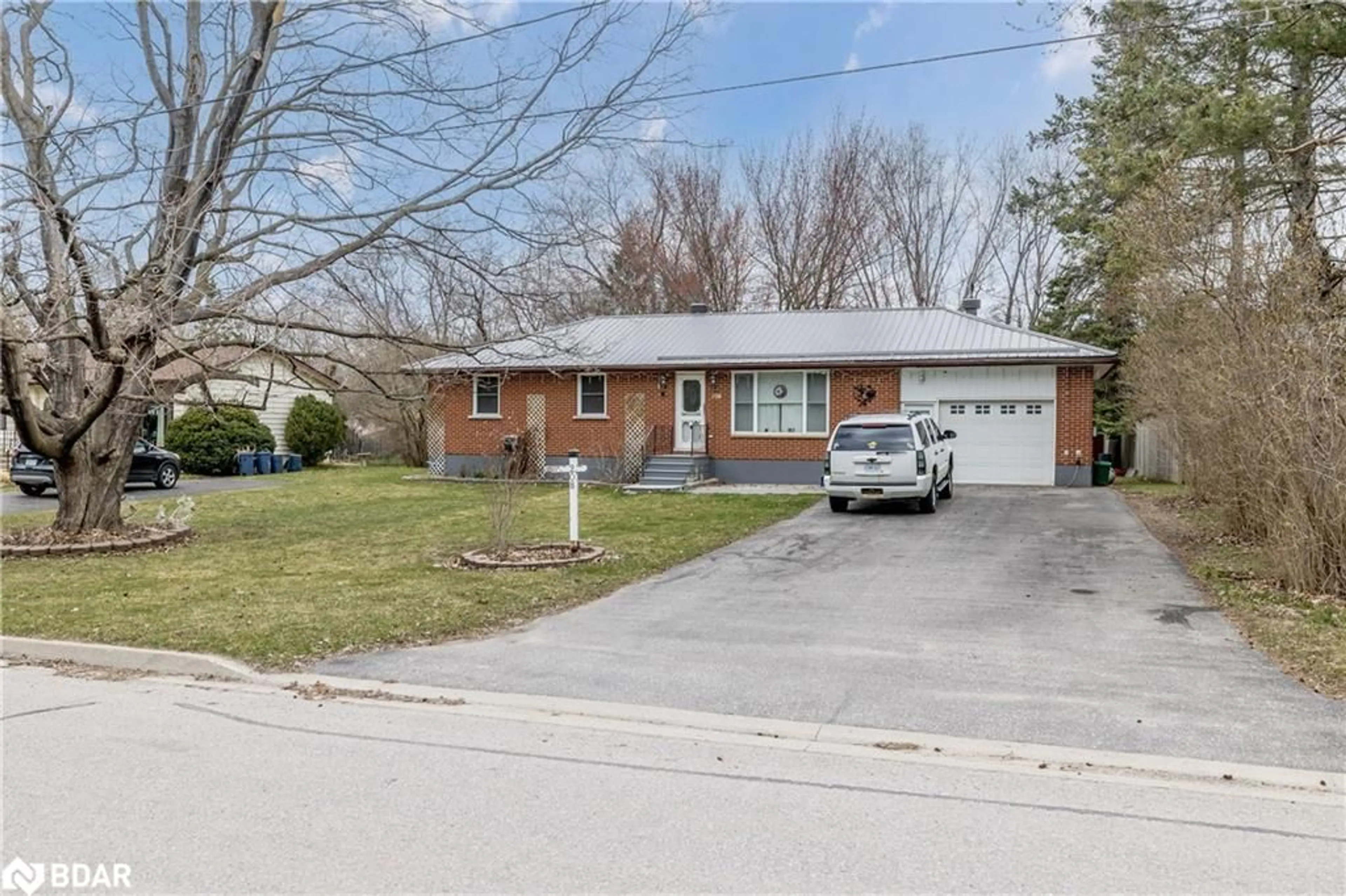 Frontside or backside of a home for 208 Bertha Ave, Barrie Ontario L4N 4A3