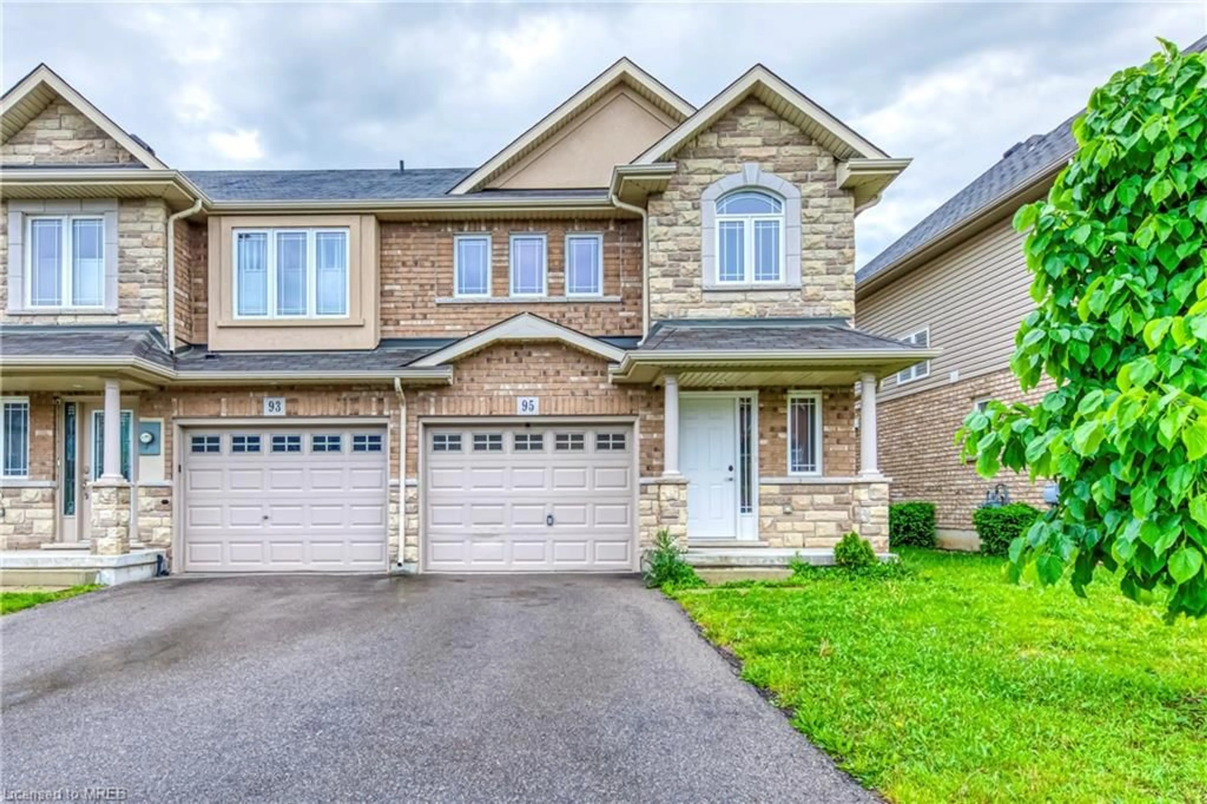Frontside or backside of a home for 95 Charleswood Cres, Hamilton Ontario L0R 1P0