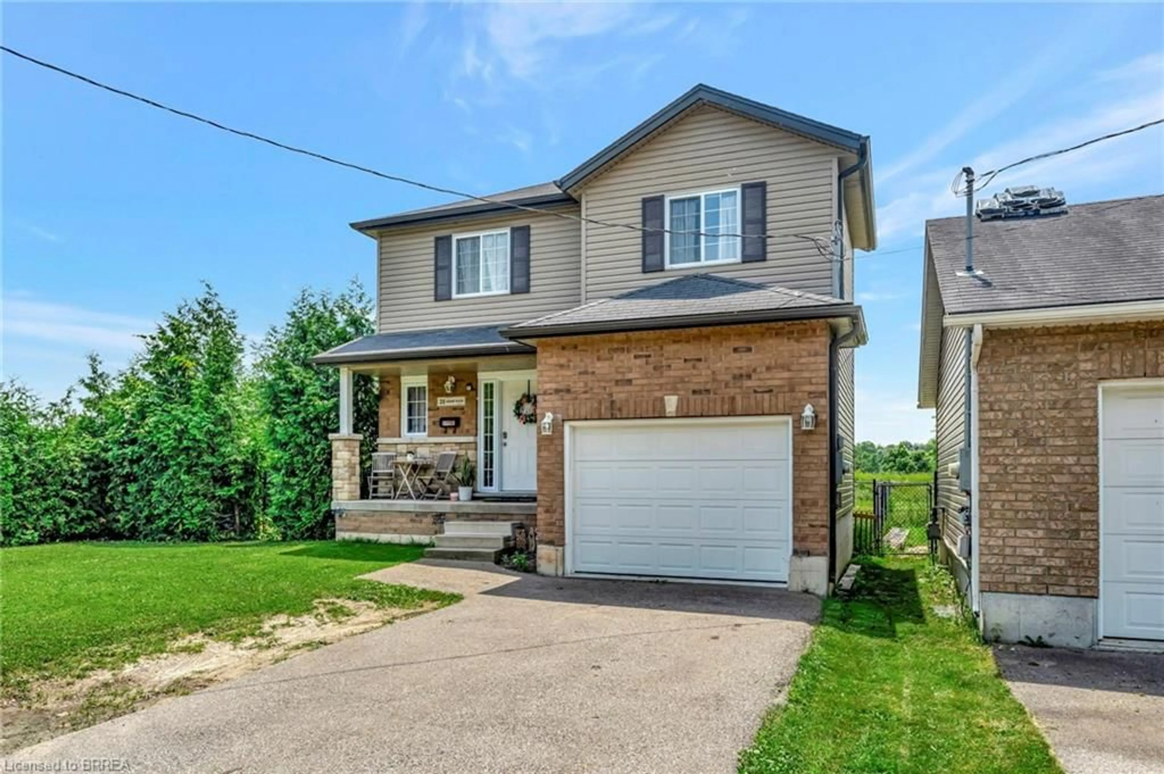 Frontside or backside of a home for 26 Grand River Ave, Brantford Ontario N3T 4W7