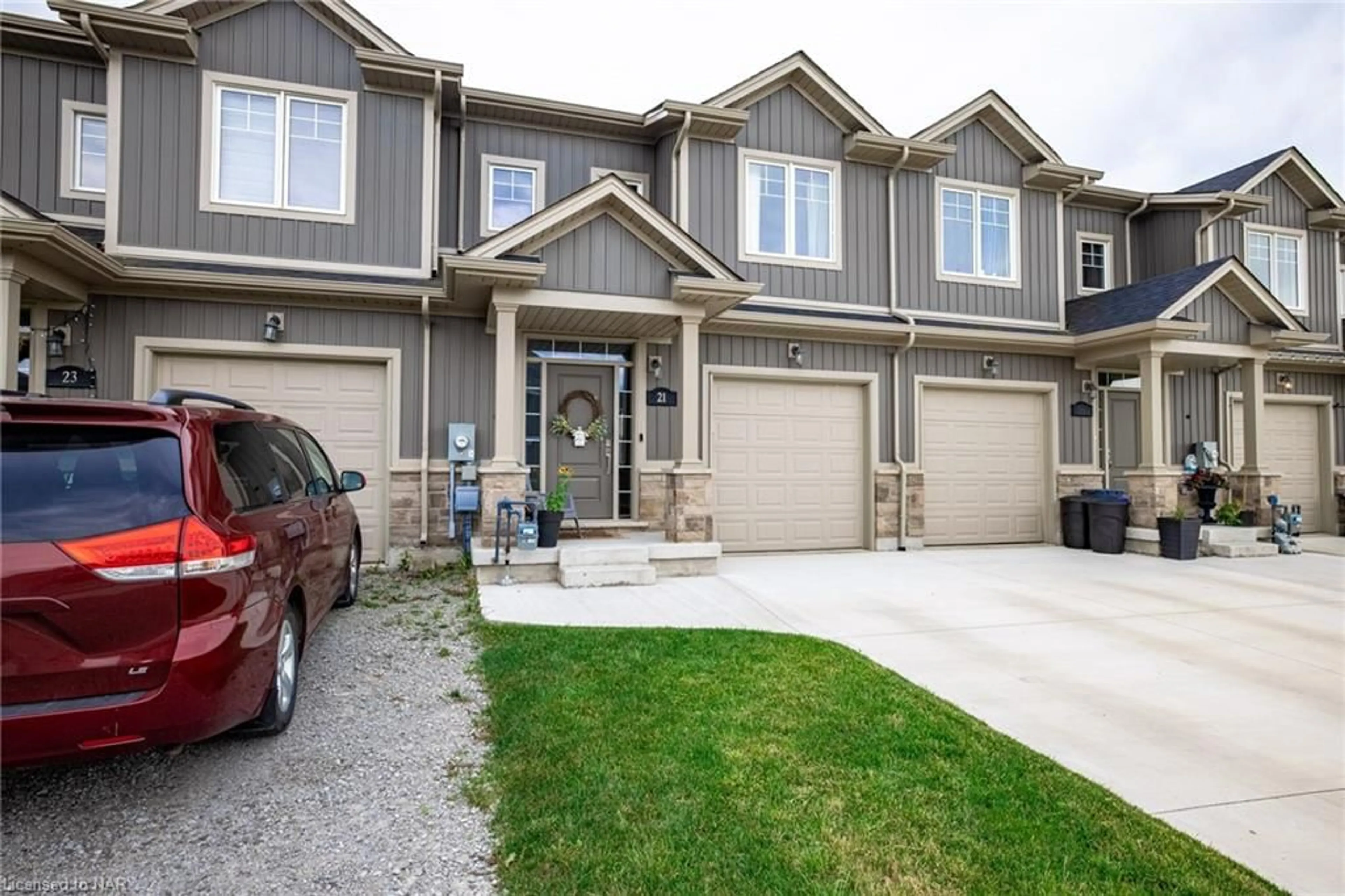 A pic from exterior of the house or condo for 21 Lamb Cres, Thorold Ontario L3C 7M5