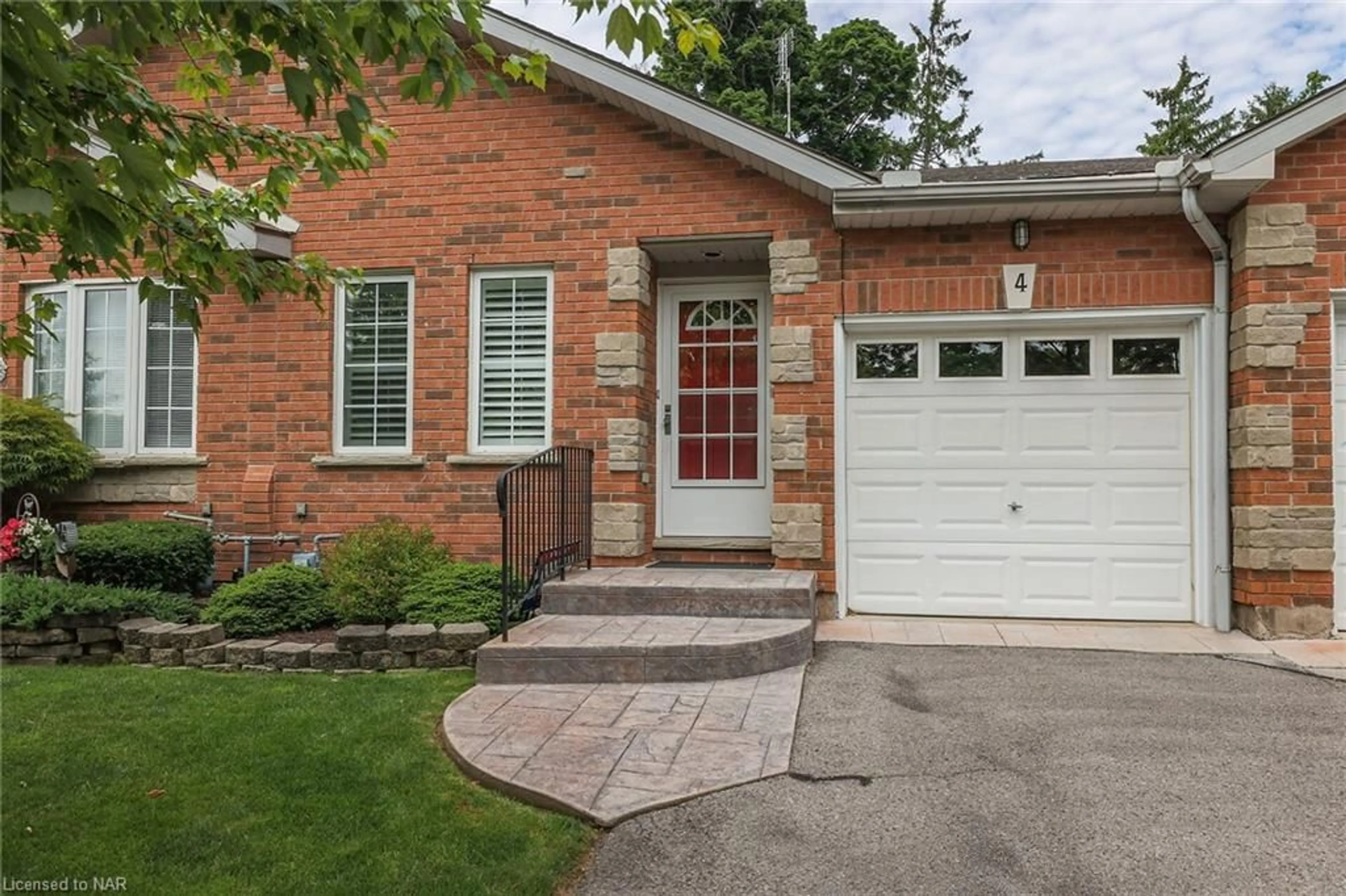 Home with brick exterior material for 4 Kinsman Crt, Fonthill Ontario L0S 1E3