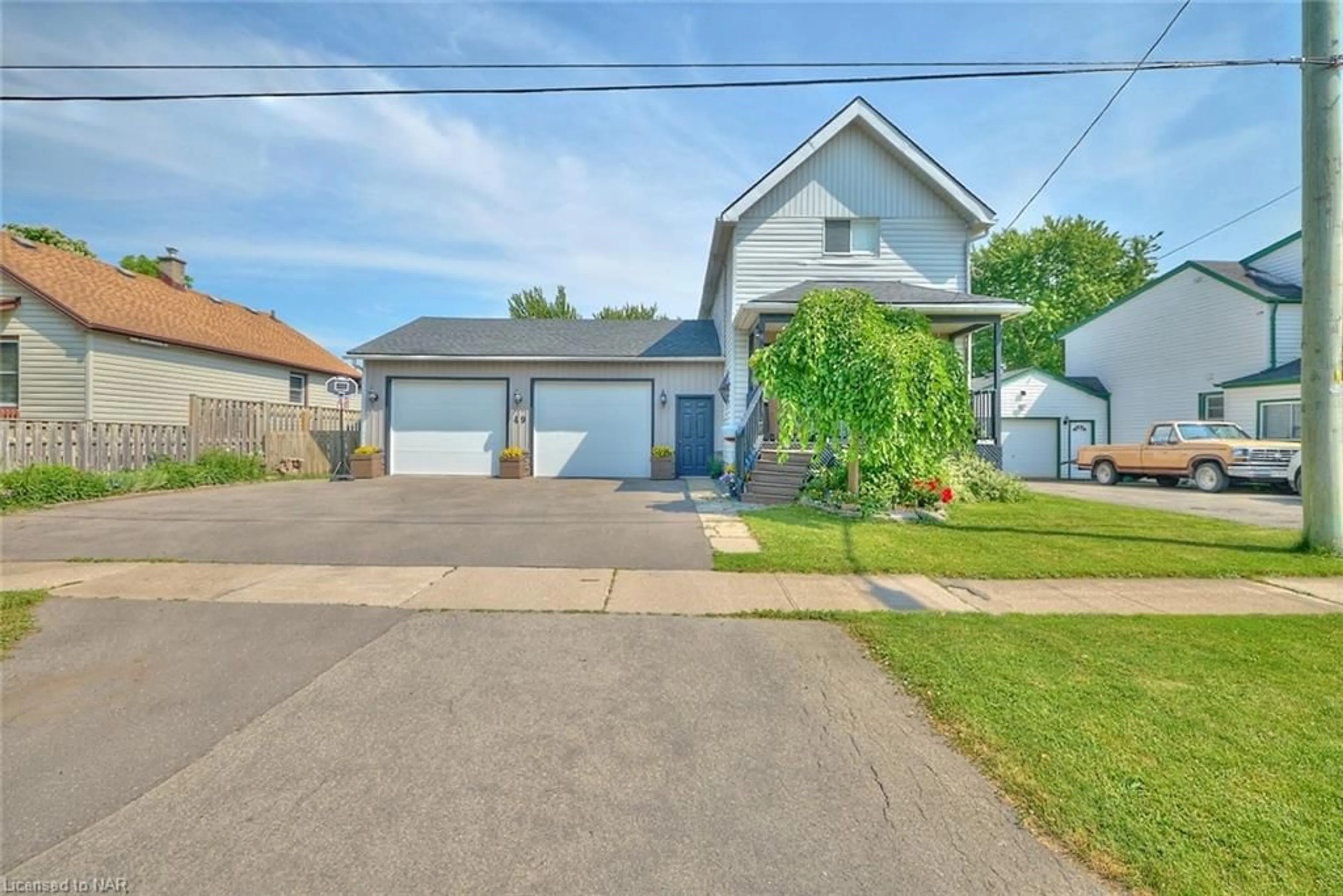 Frontside or backside of a home for 49 St George St, Welland Ontario L3C 5N1