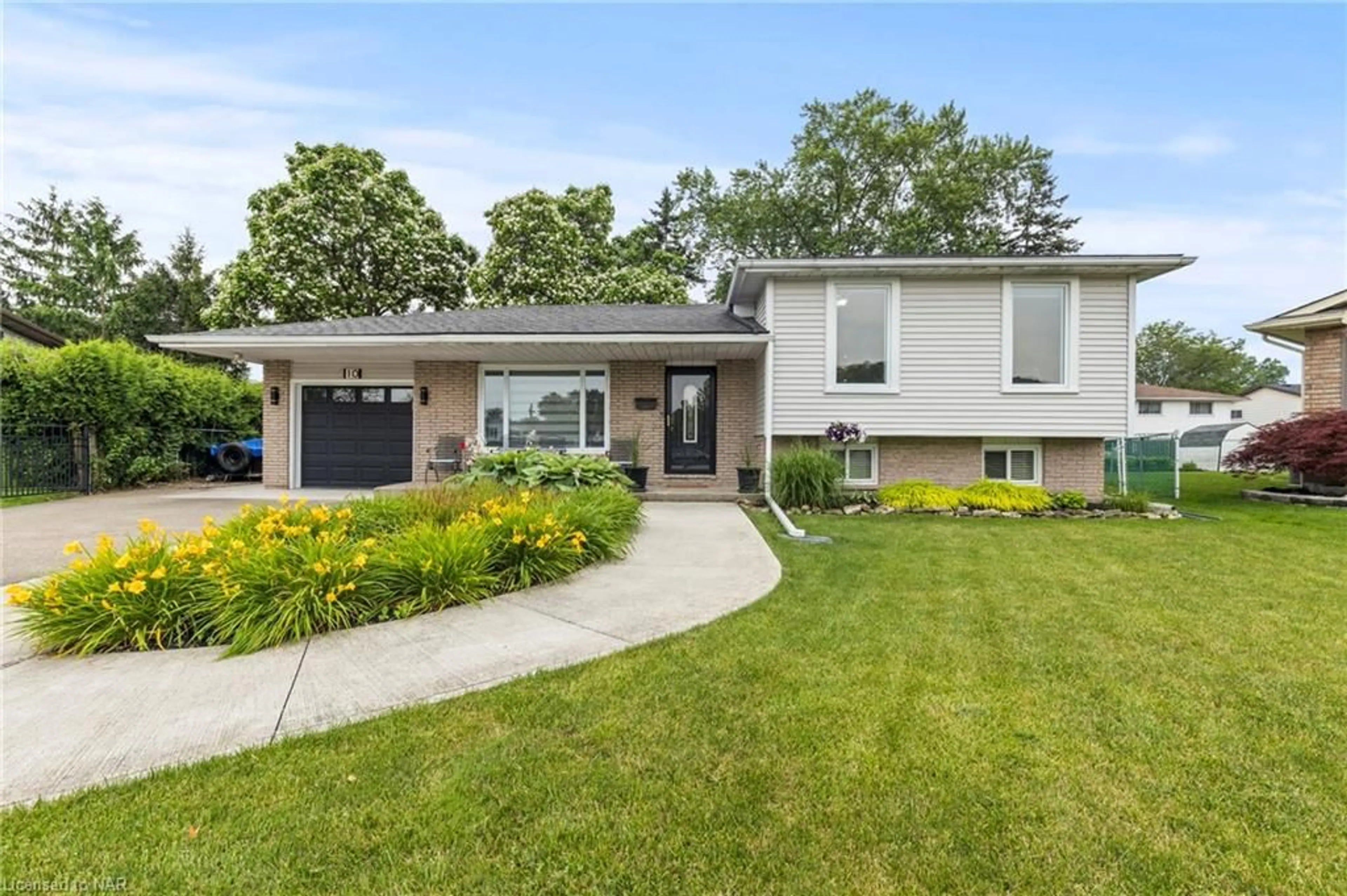 Frontside or backside of a home for 10 Acadia Crt, Welland Ontario L3C 6J5