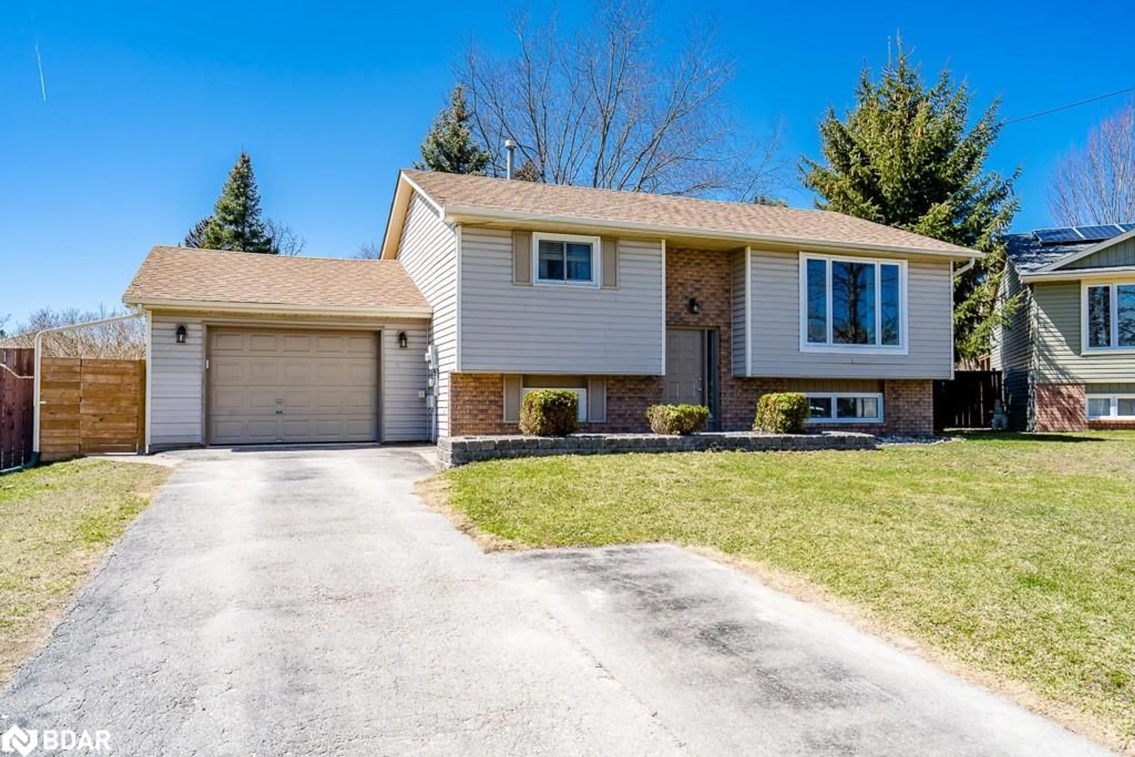 Frontside or backside of a home for 47 Roth St, Angus Ontario L3W 0G7
