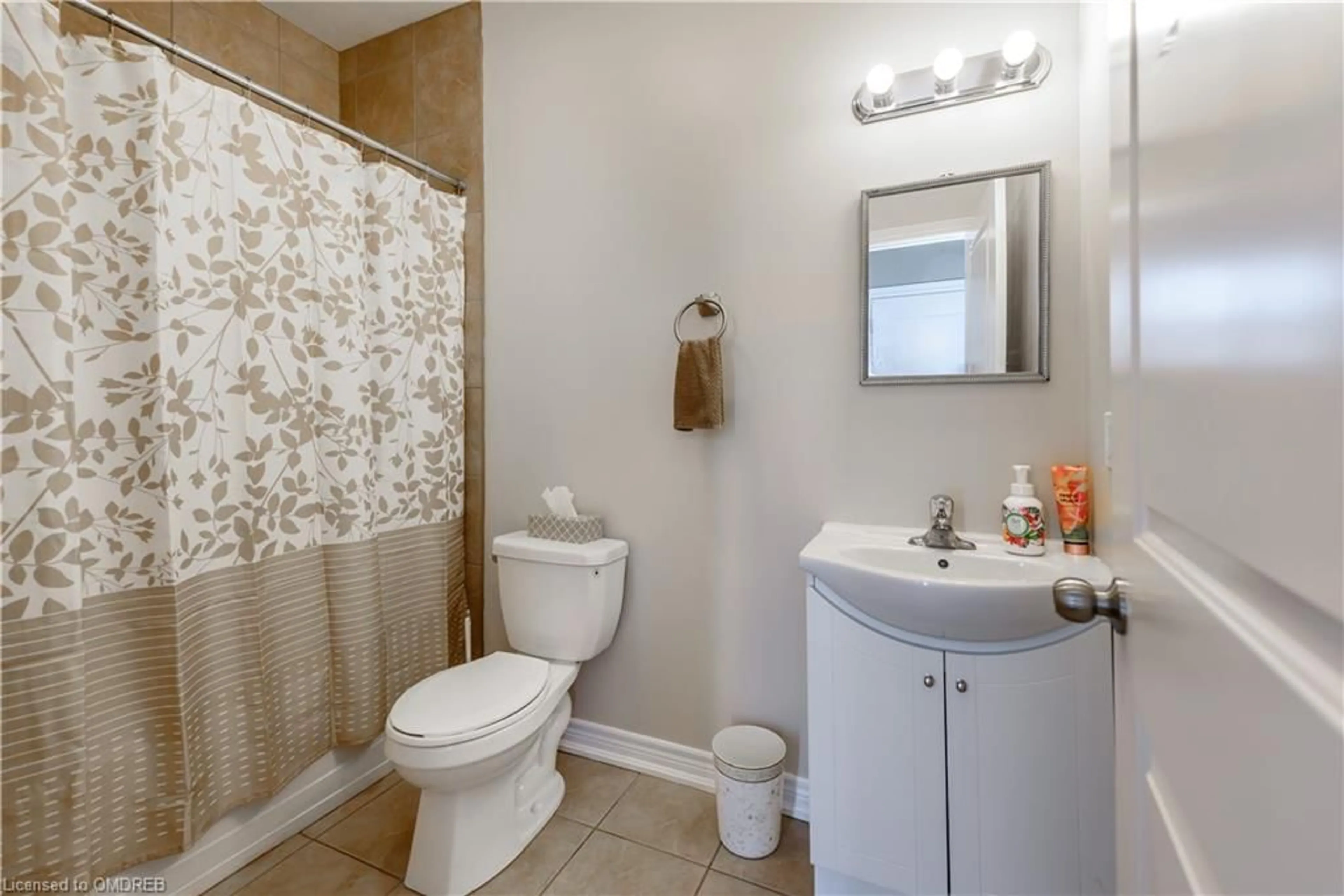 Standard bathroom for 81 Wellington Street North St, St. Catharines Ontario L2V 2E8