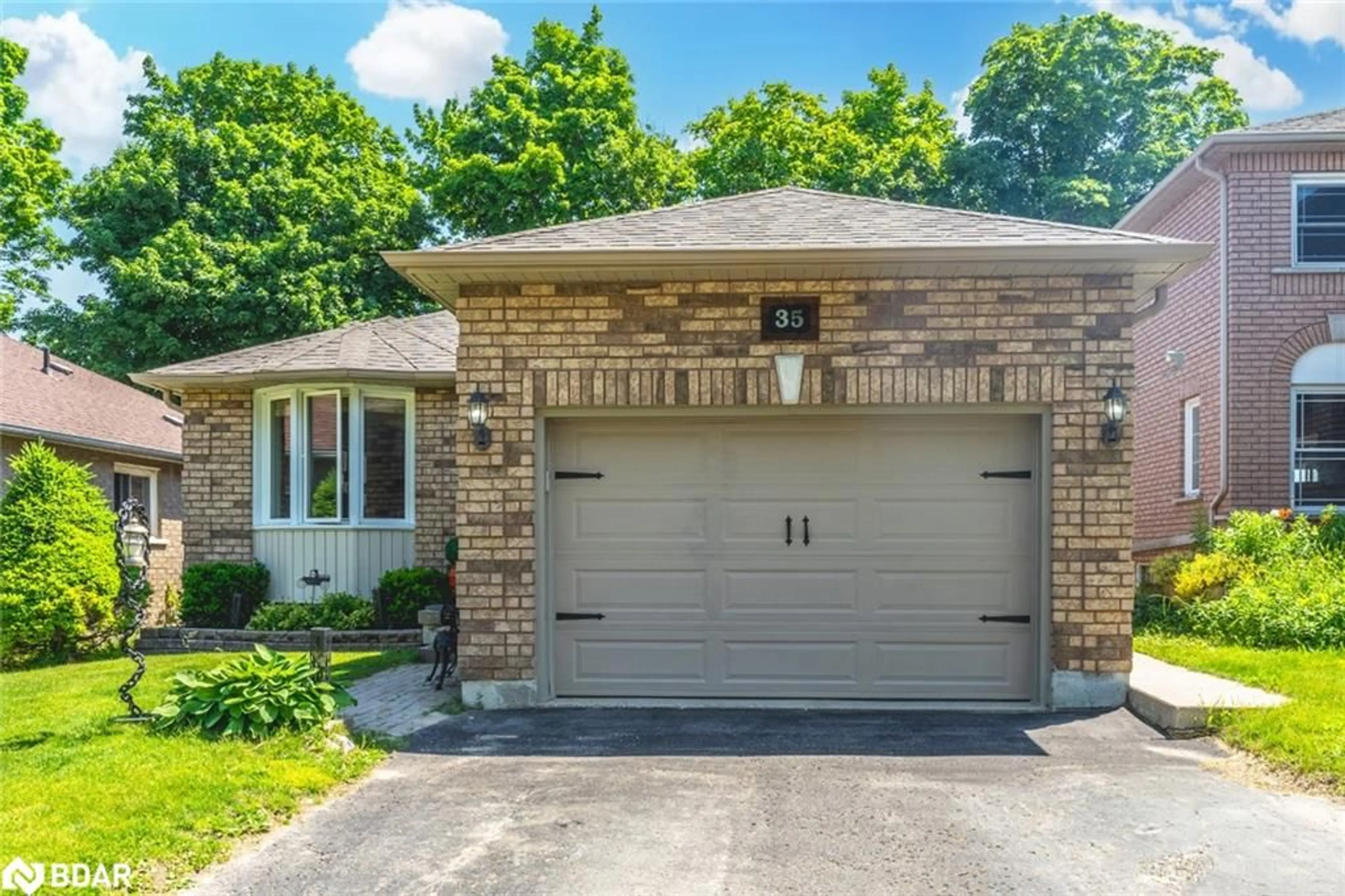 Home with brick exterior material for 35 Nicholson Dr, Barrie Ontario L4N 8L7