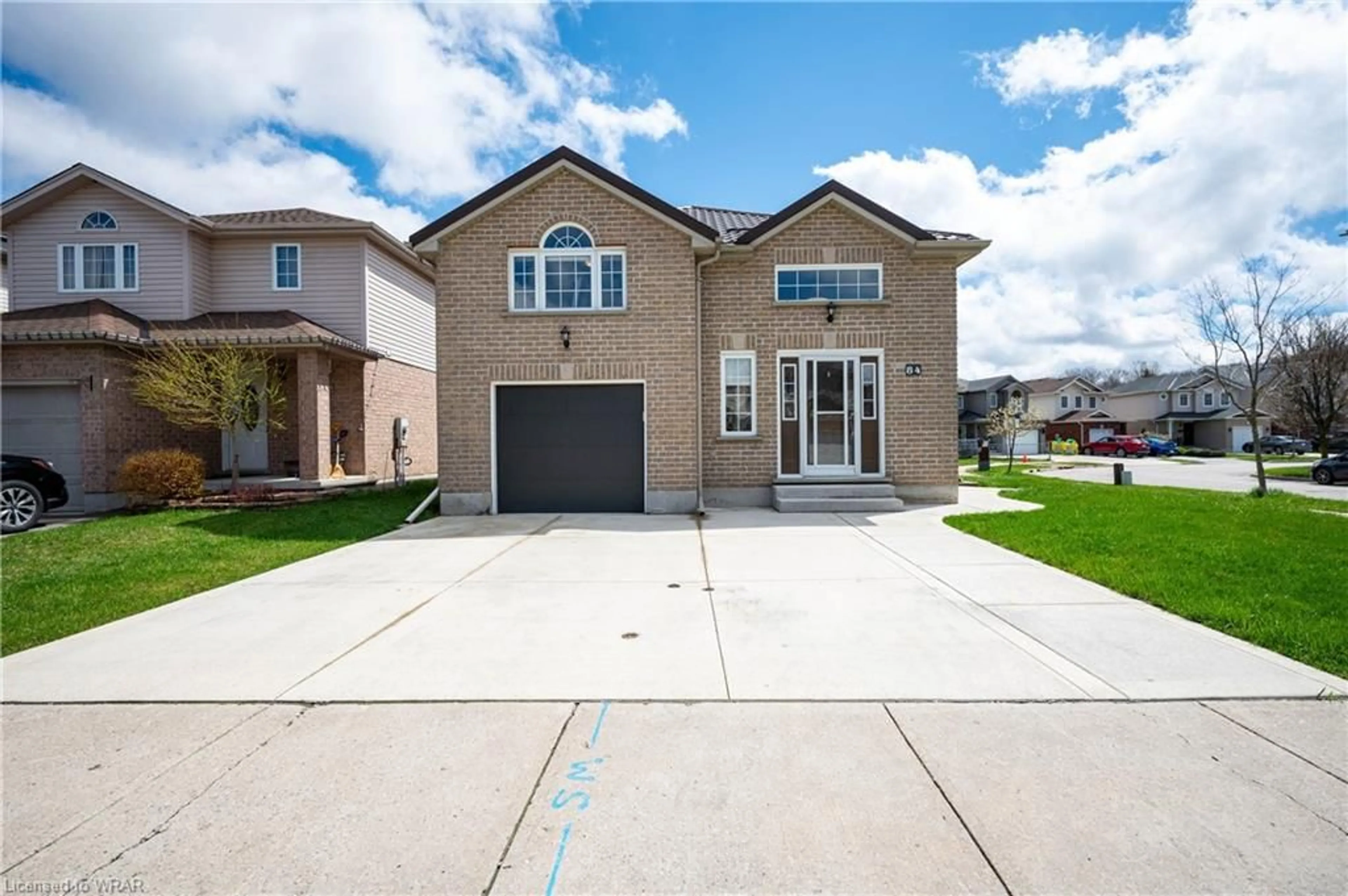 Frontside or backside of a home for 84 Everglade Cres, Kitchener Ontario N2E 3Y5