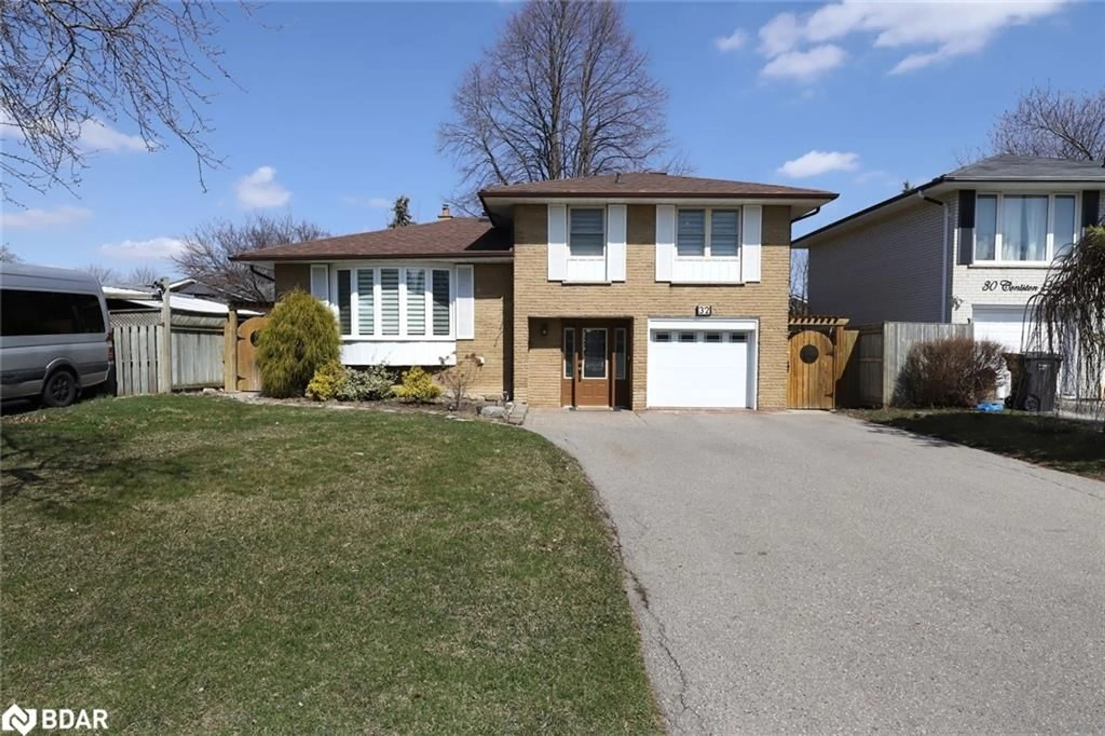Frontside or backside of a home for 32 Coniston Ave, Brampton Ontario L6X 2H4