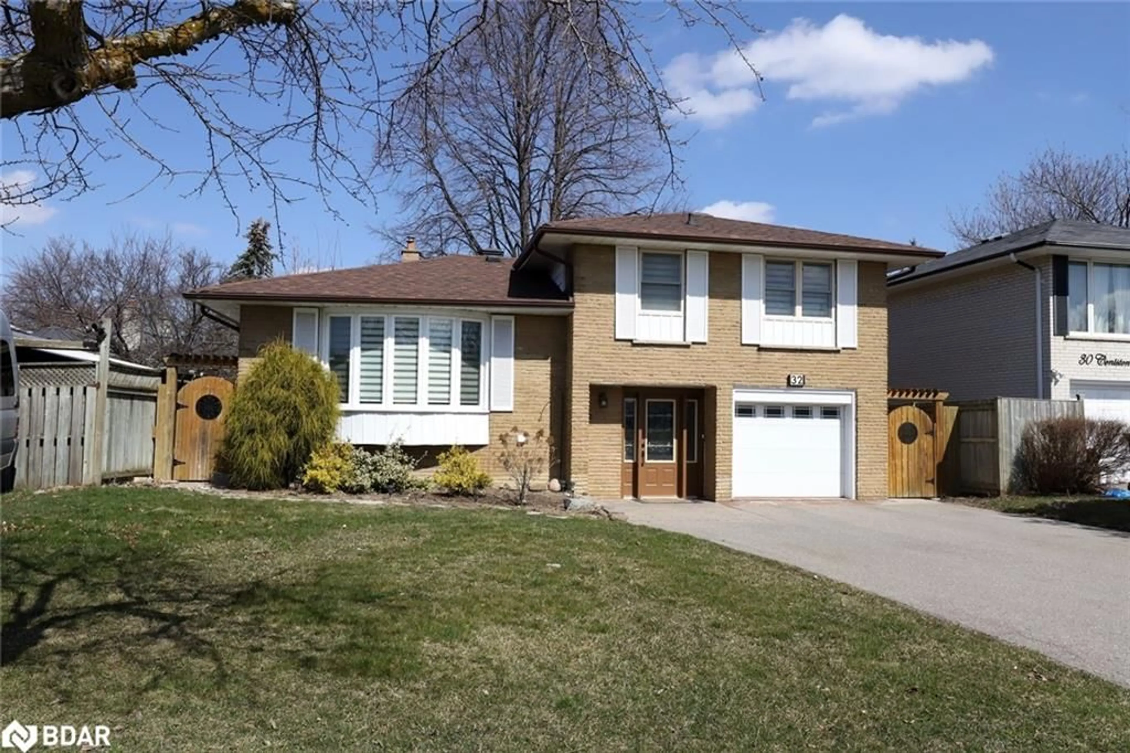 Frontside or backside of a home for 32 Coniston Ave, Brampton Ontario L6X 2H4