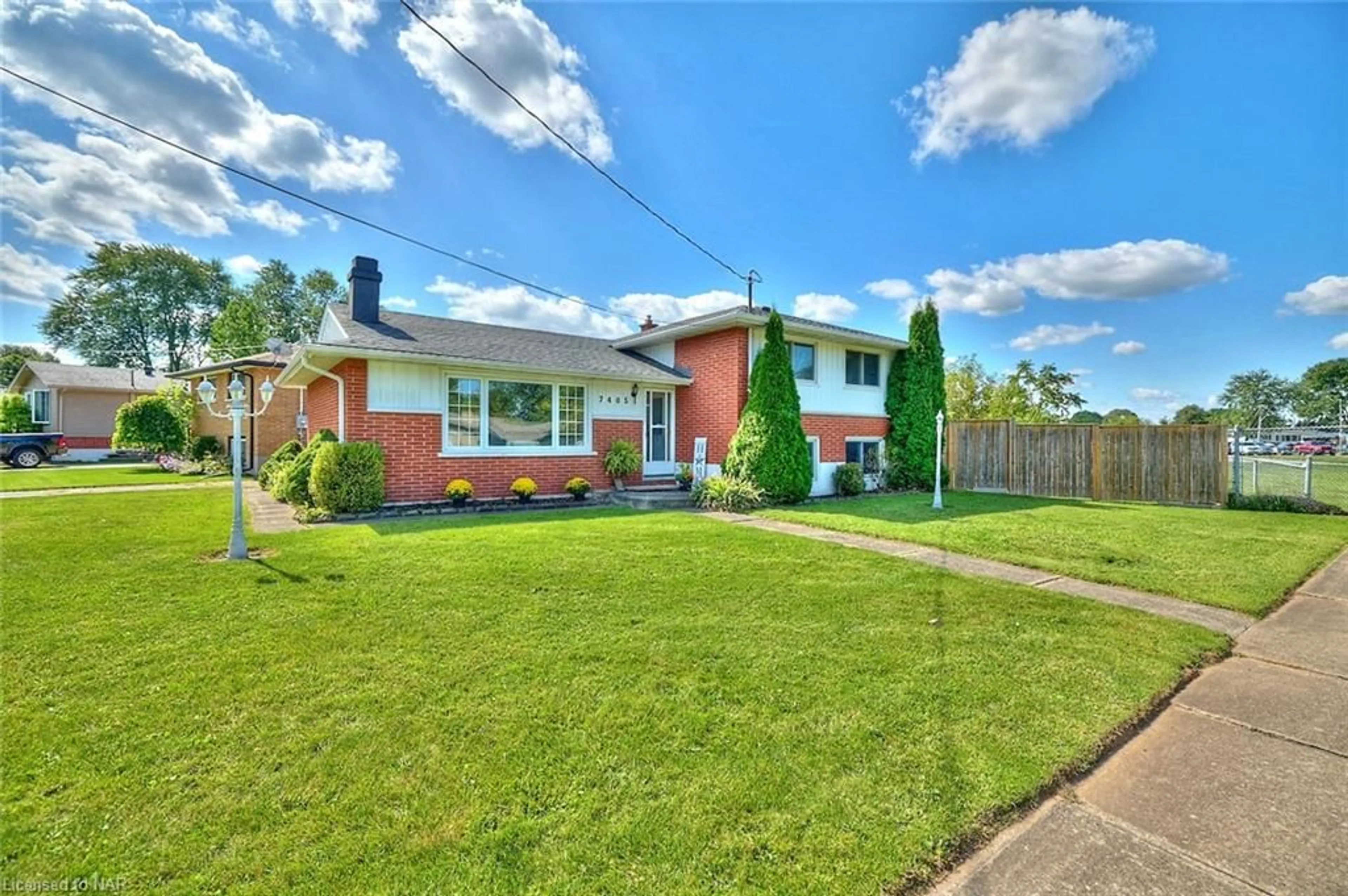 Frontside or backside of a home for 7405 Susan Cres, Niagara Falls Ontario L2G 3H5