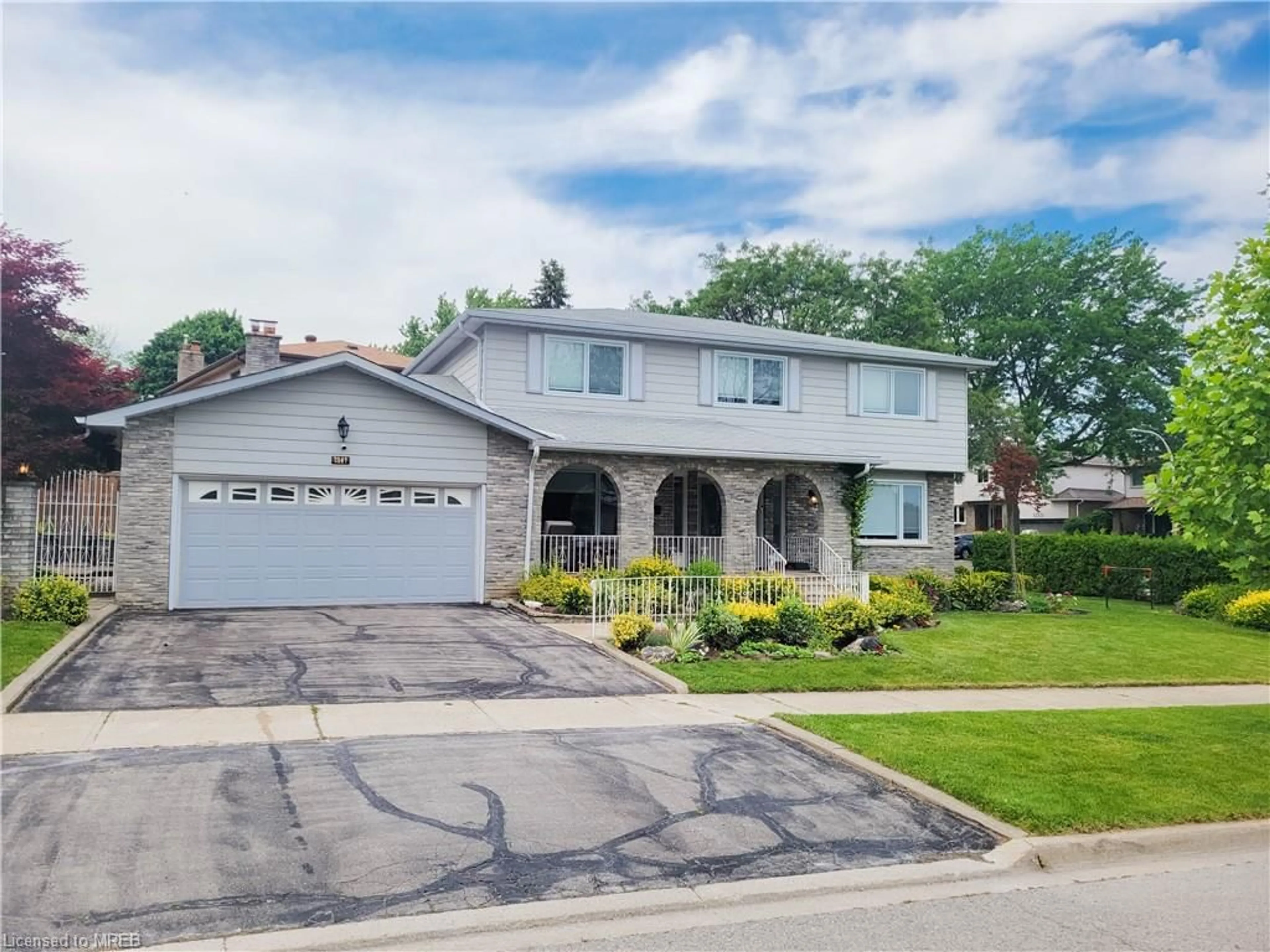 Frontside or backside of a home for 2141 Cartier Cres, Burlington Ontario L7P 4C1