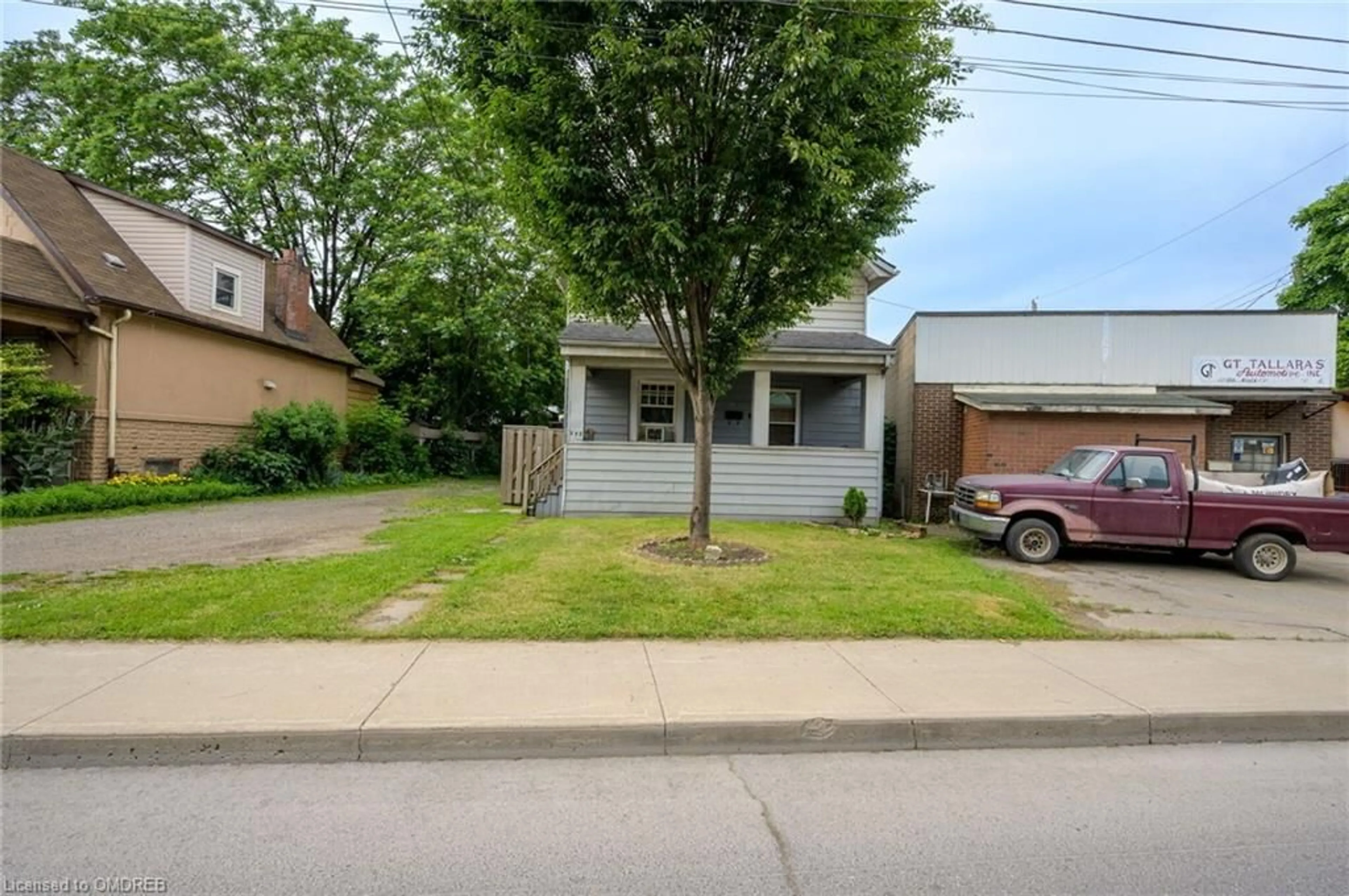 Frontside or backside of a home for 372 Beach Rd, Hamilton Ontario L8H 3K5