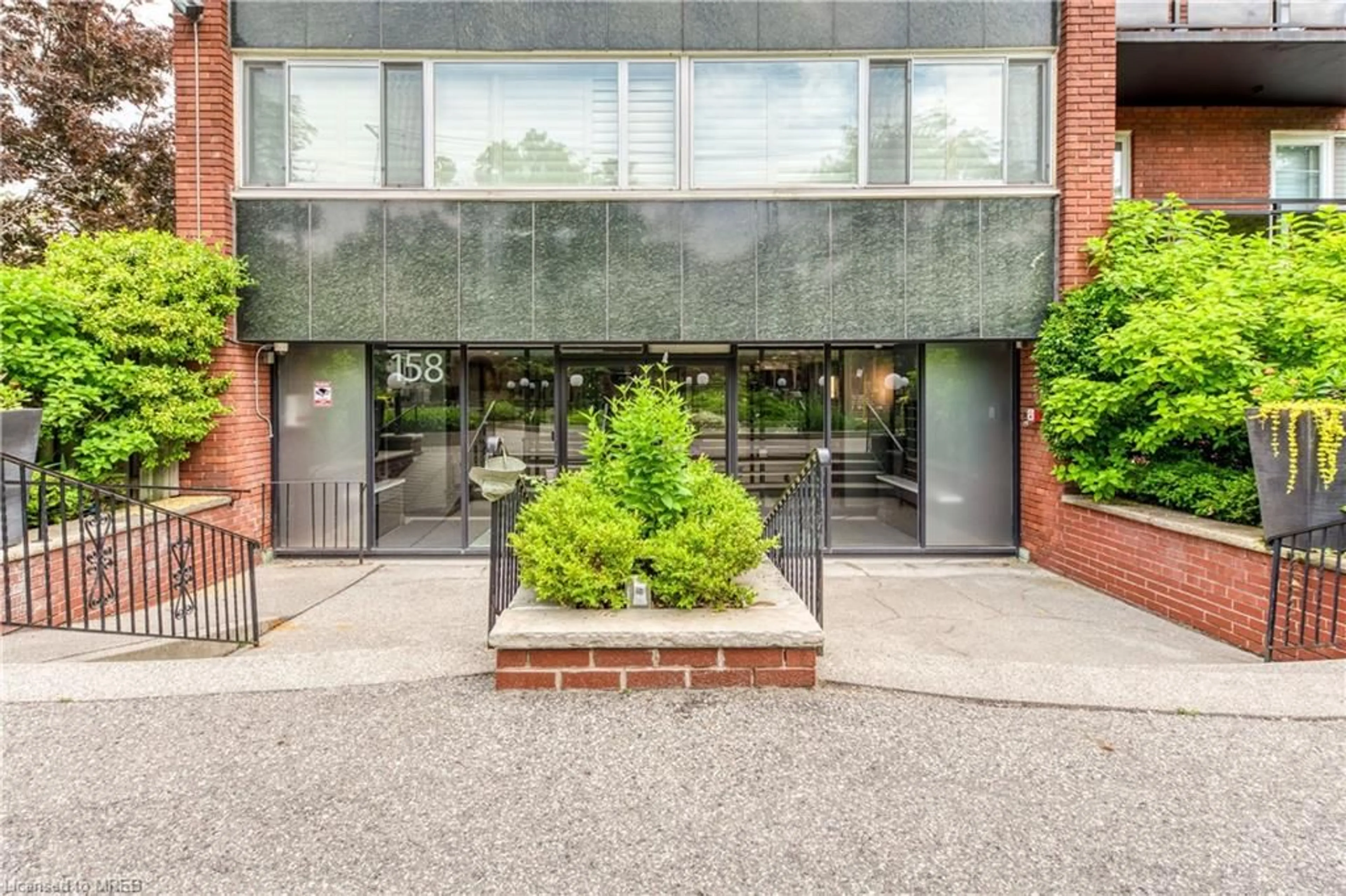 Indoor foyer for 158 Crescent Rd #109, Toronto Ontario M4W 1V2