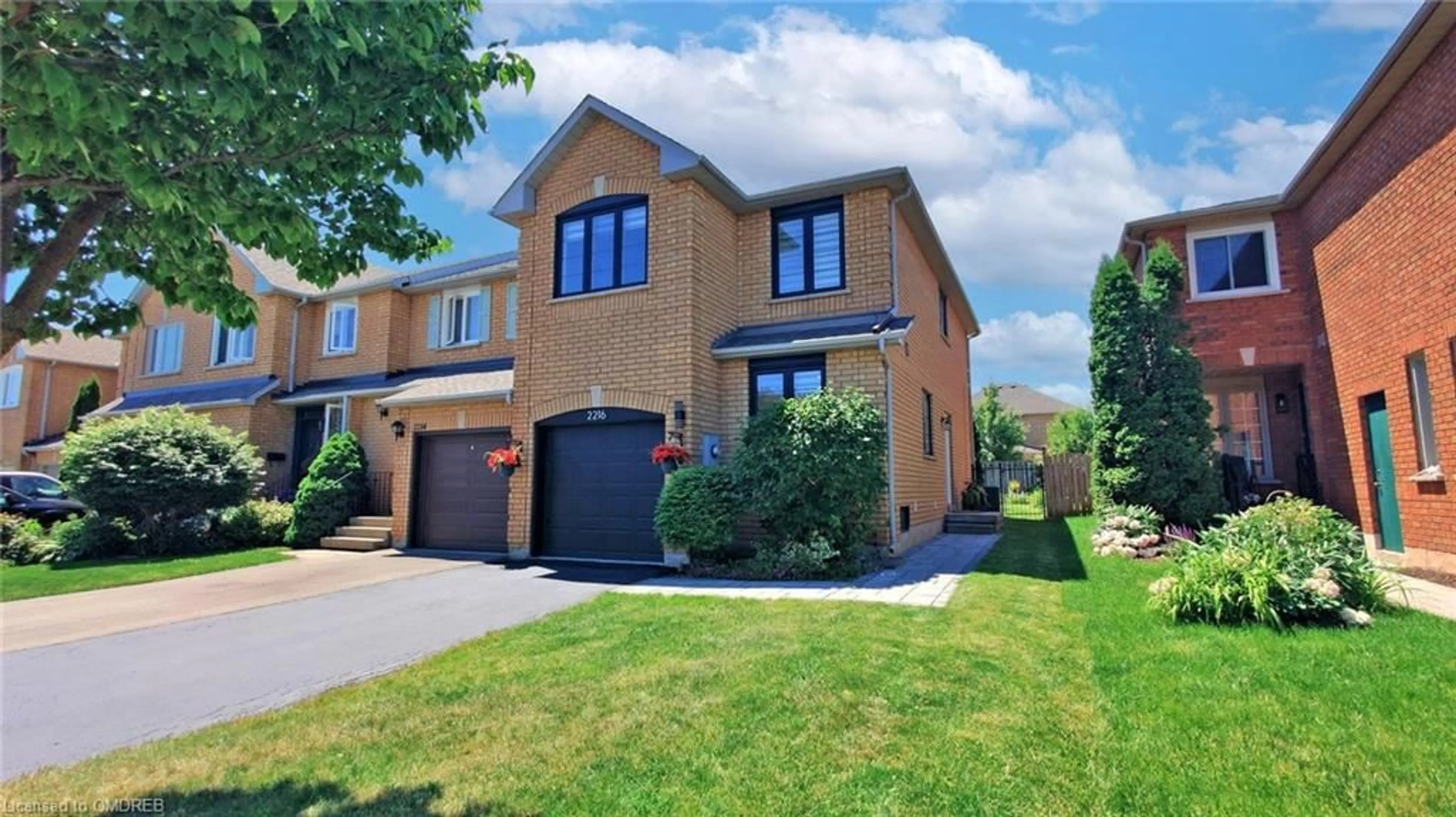 A pic from exterior of the house or condo for 2216 Dale Ridge Dr, Oakville Ontario L6M 3L4