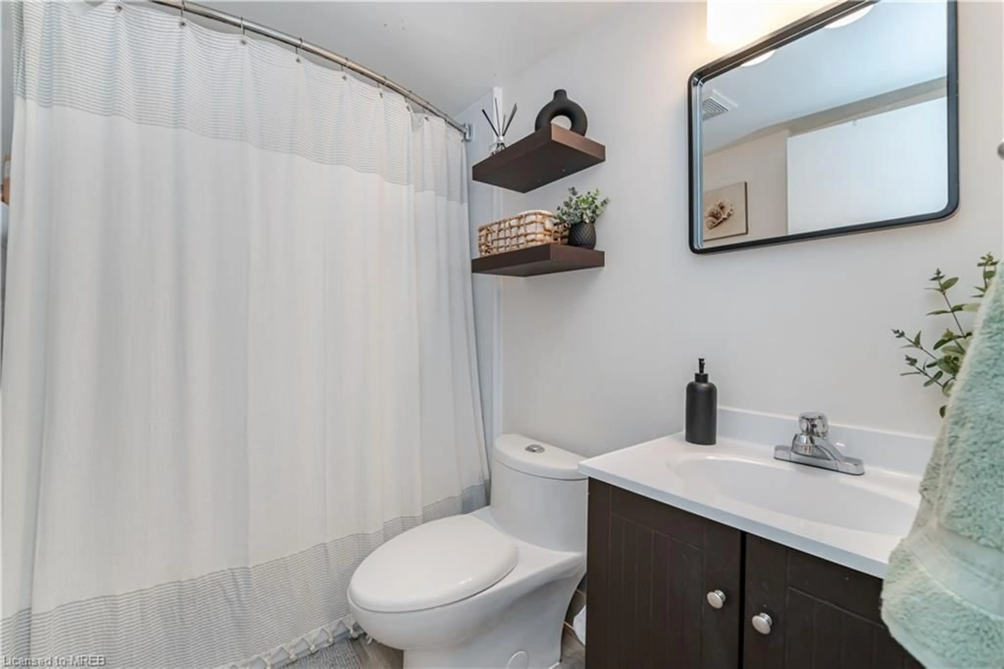 Bathroom for 2301 Derry Rd #508, Mississauga Ontario L5N 2R4