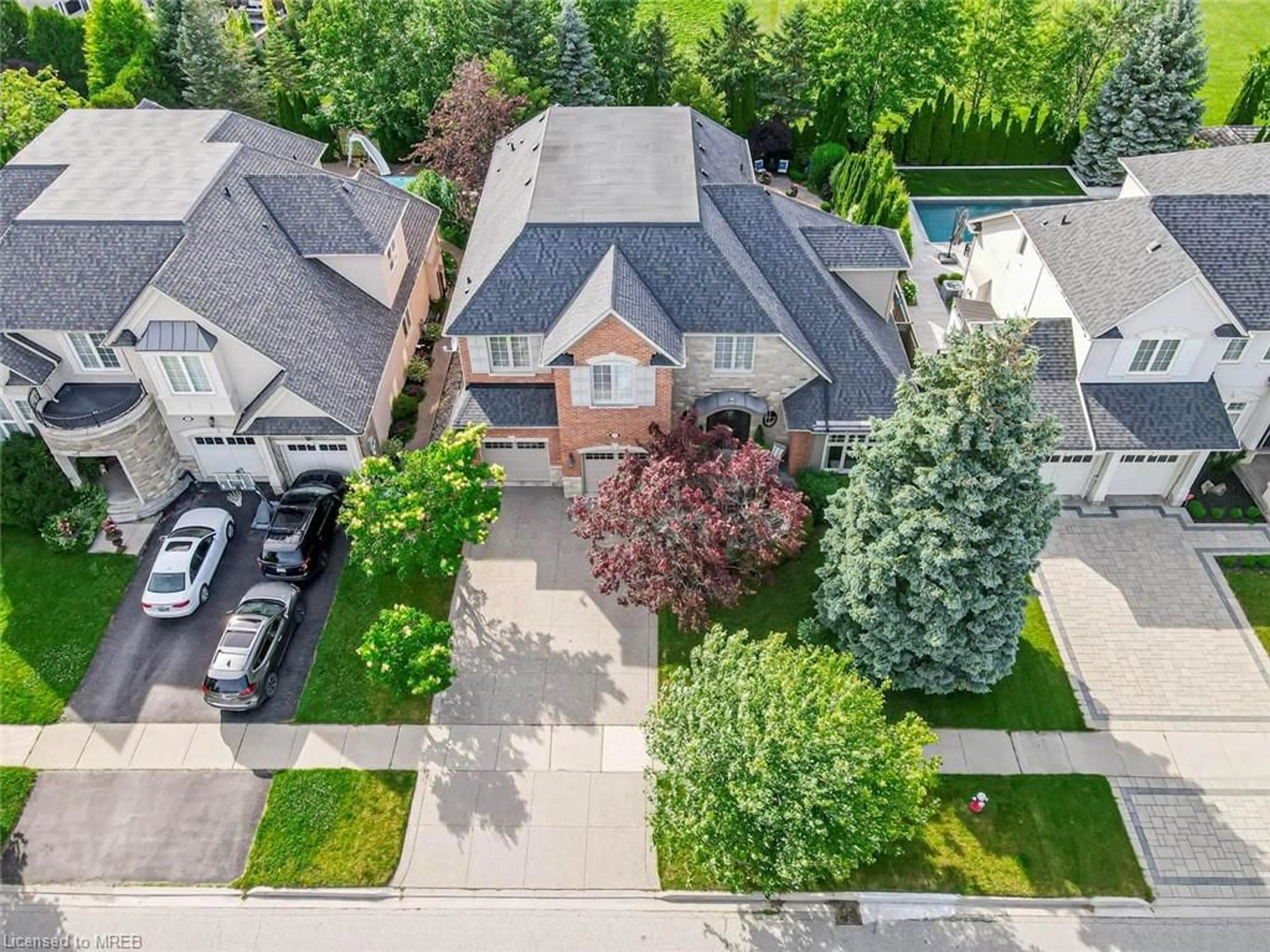 Frontside or backside of a home for 645 Canyon St, Mississauga Ontario L5H 4L9