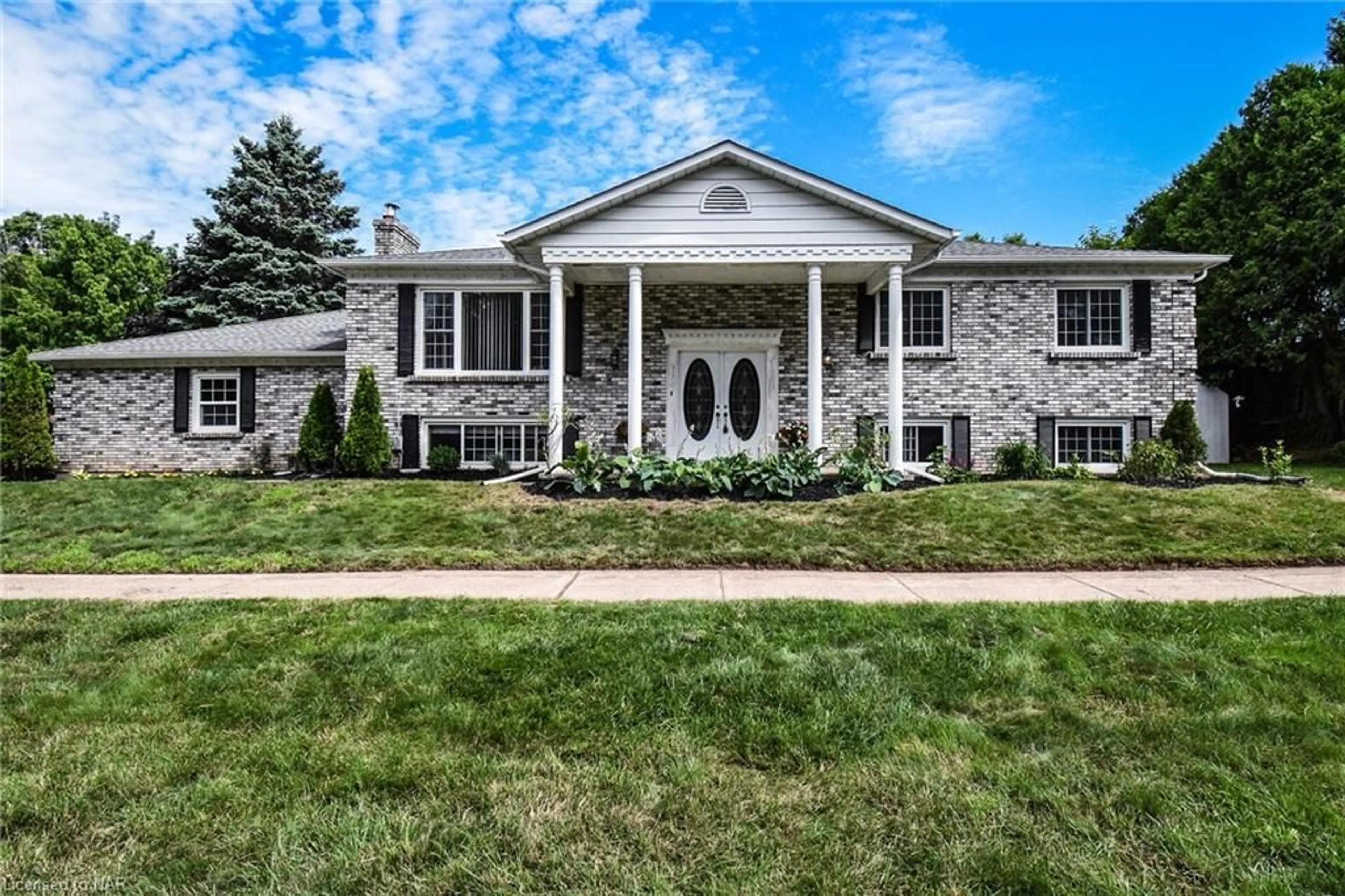 Home with brick exterior material for 1 Blackwood Cres, Fonthill Ontario L0S 1E0